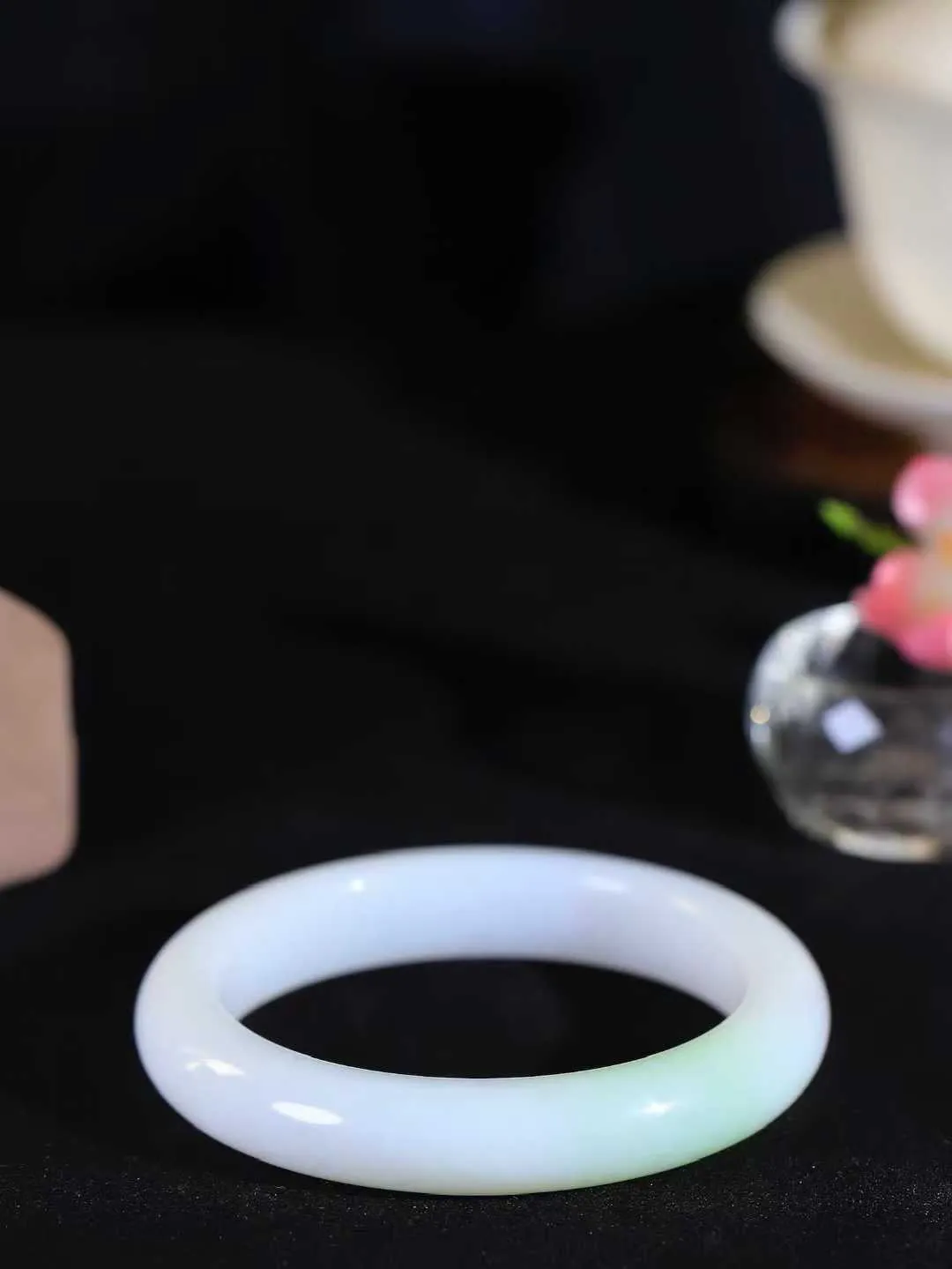 【一见钟情·手镯】

精品和田玉白玉带翠手镯。镯型饱满，温润细腻，脂润沁香。️执一卷书，沏一