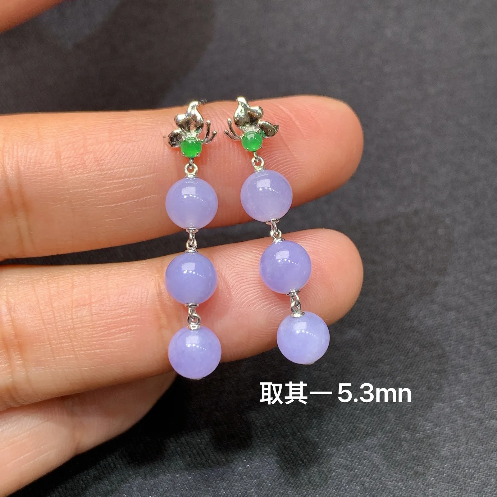 紫罗兰圆珠耳坠，18k金镶嵌，温润细腻，颜色鲜艳Rh 直径5.3