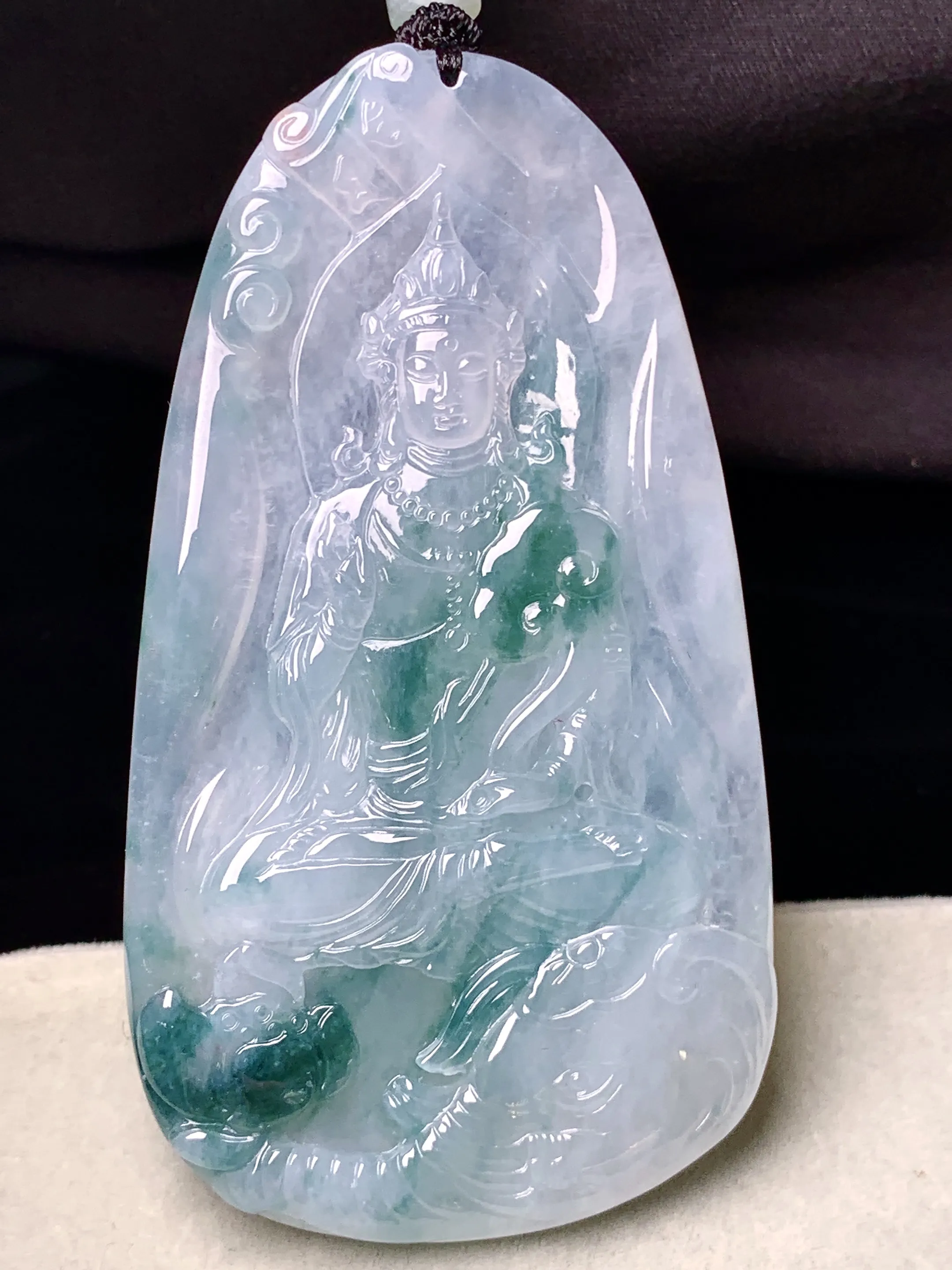 飘绿观音菩萨吊坠 玉质细腻 色泽清新艳丽 整体尺寸74.5*42.6*6.2