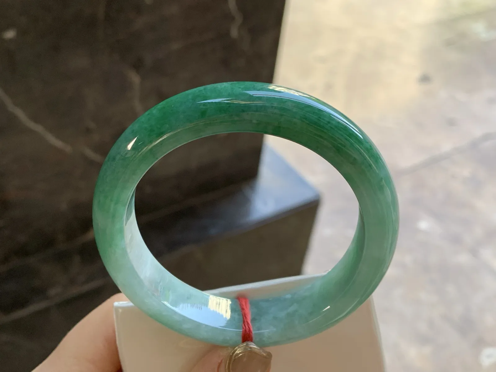 辣绿色手镯
尺寸：59.1-14.6-9mm
底子细腻 绿色浓郁耐看