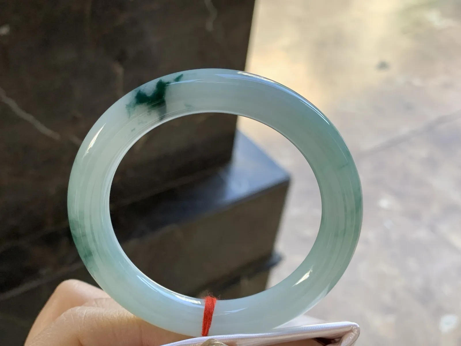 飘花圆条手镯
尺寸：55.2-10.1mm
底子细腻干净 小清新