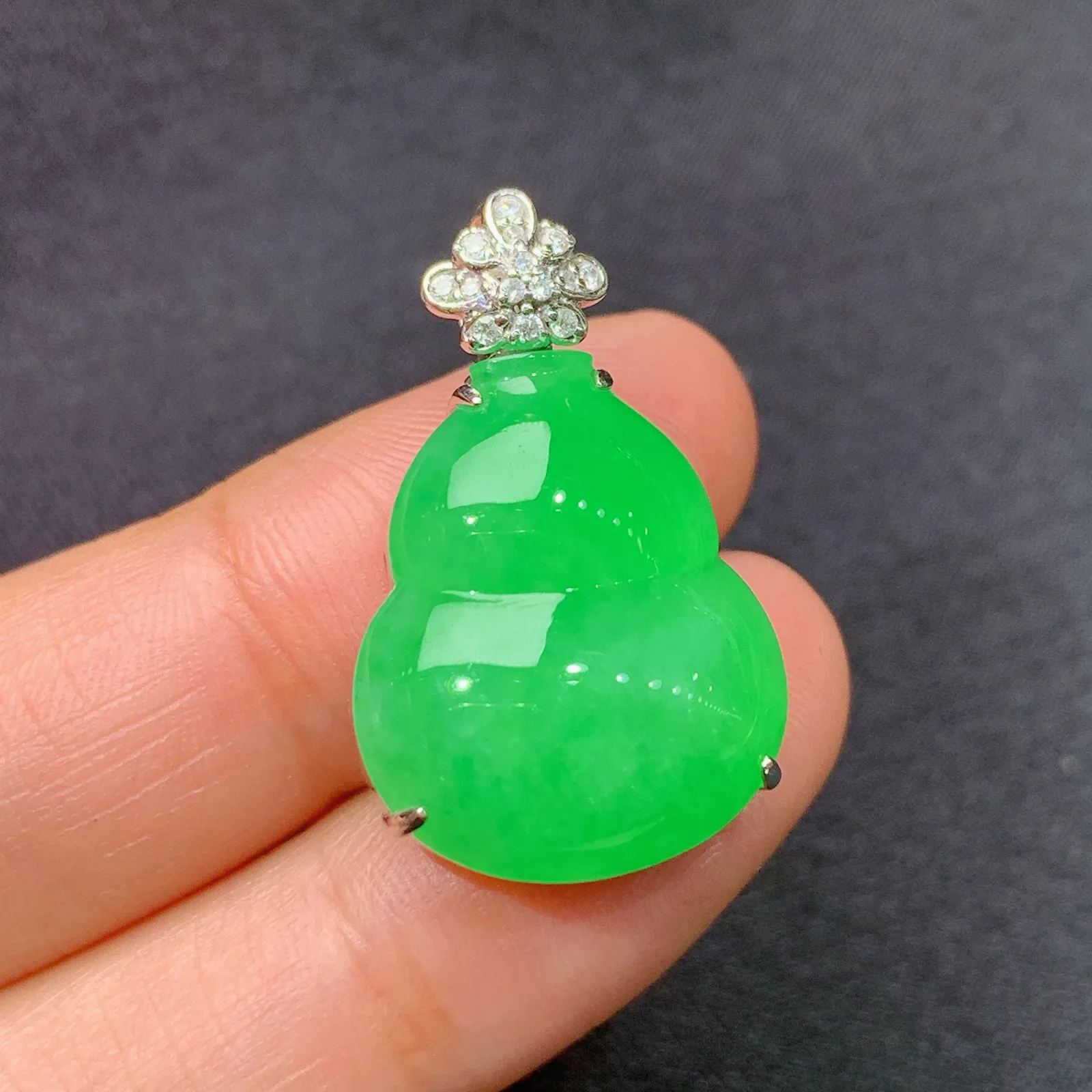 阳绿葫芦吊坠，18k金镶嵌，色泽鲜阳，冰润细腻，种水足，Lp 尺寸26.9*16.7*8.8