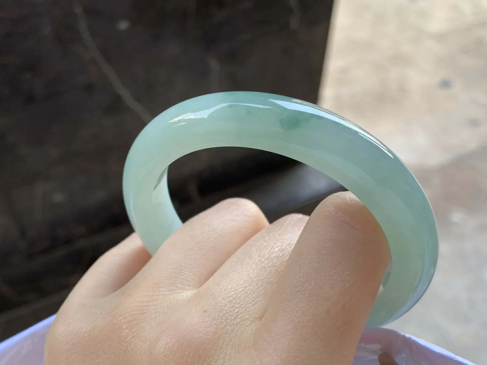 飘花手镯
尺寸：56.2-10.8-8.9
底子细腻干净～