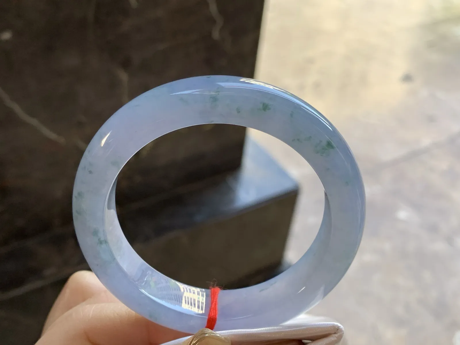 冰紫手镯
尺寸：56.7-13.2-9.6mm
种水好 颜色漂亮有特色