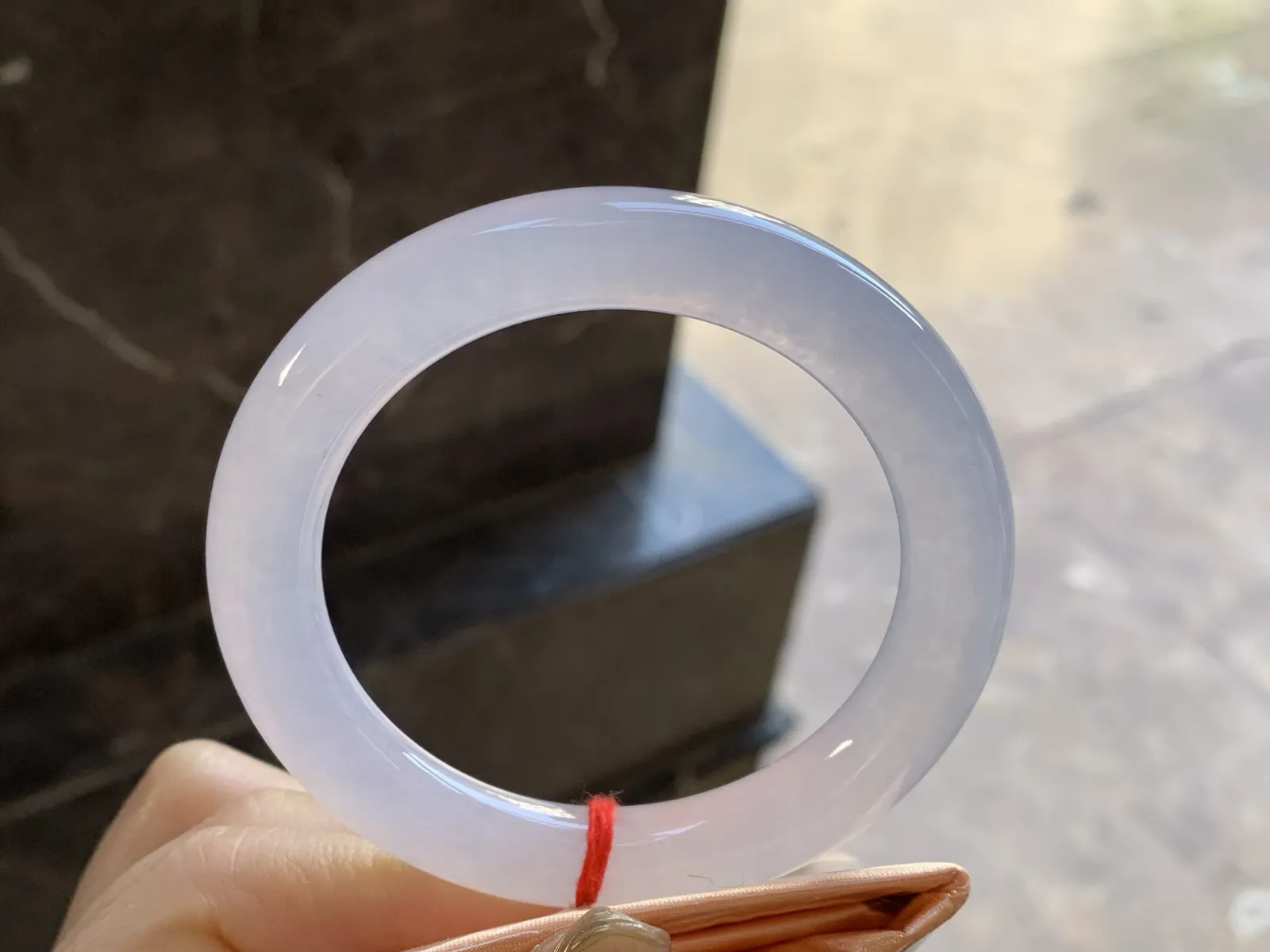 冰种圆条手镯
尺寸：53.6-9.6-10mm
冰味十足～甜甜的 上手好看