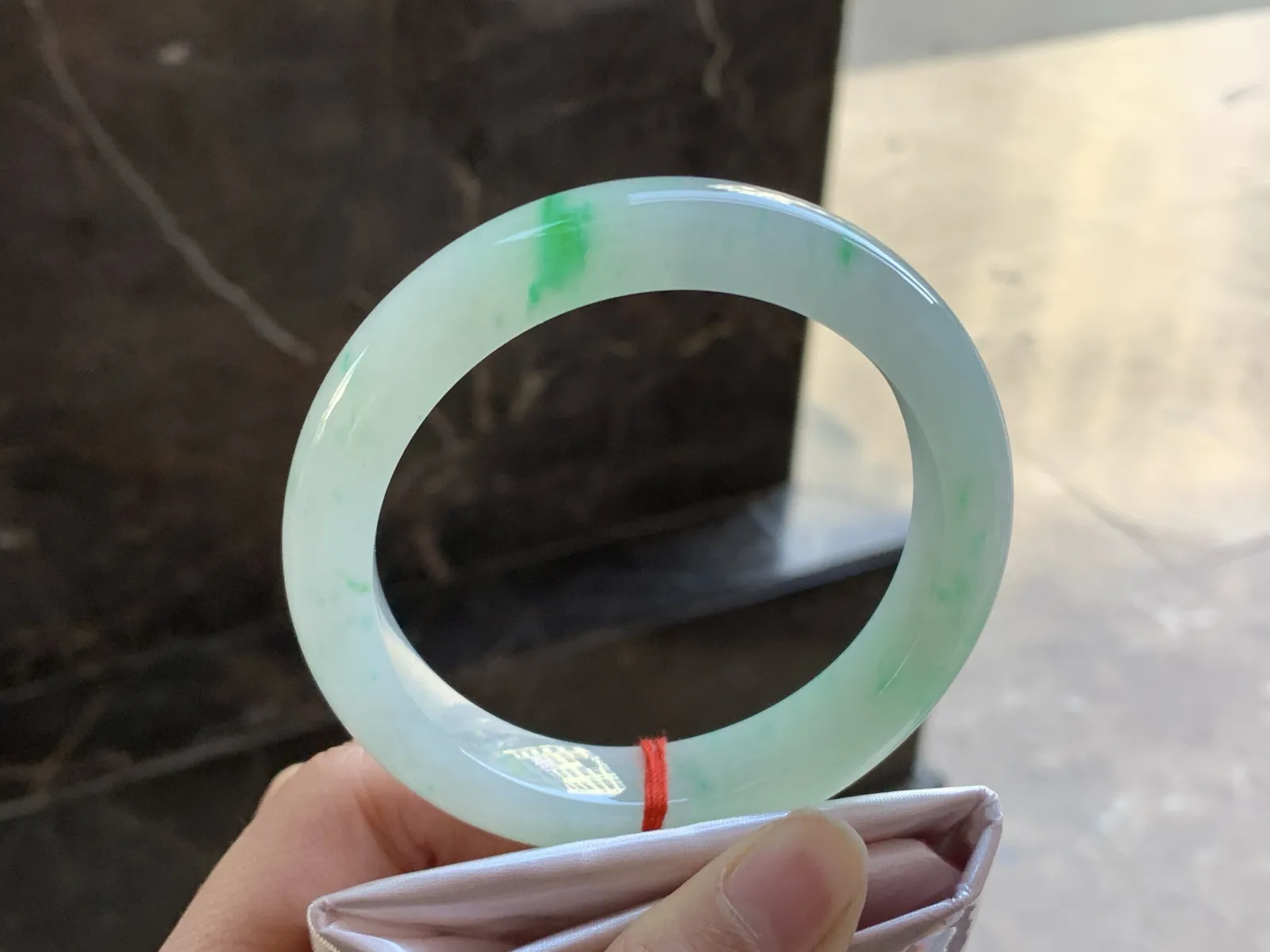 带色手镯
尺寸：58-13-9.3mm
有种有色～阳绿色点缀