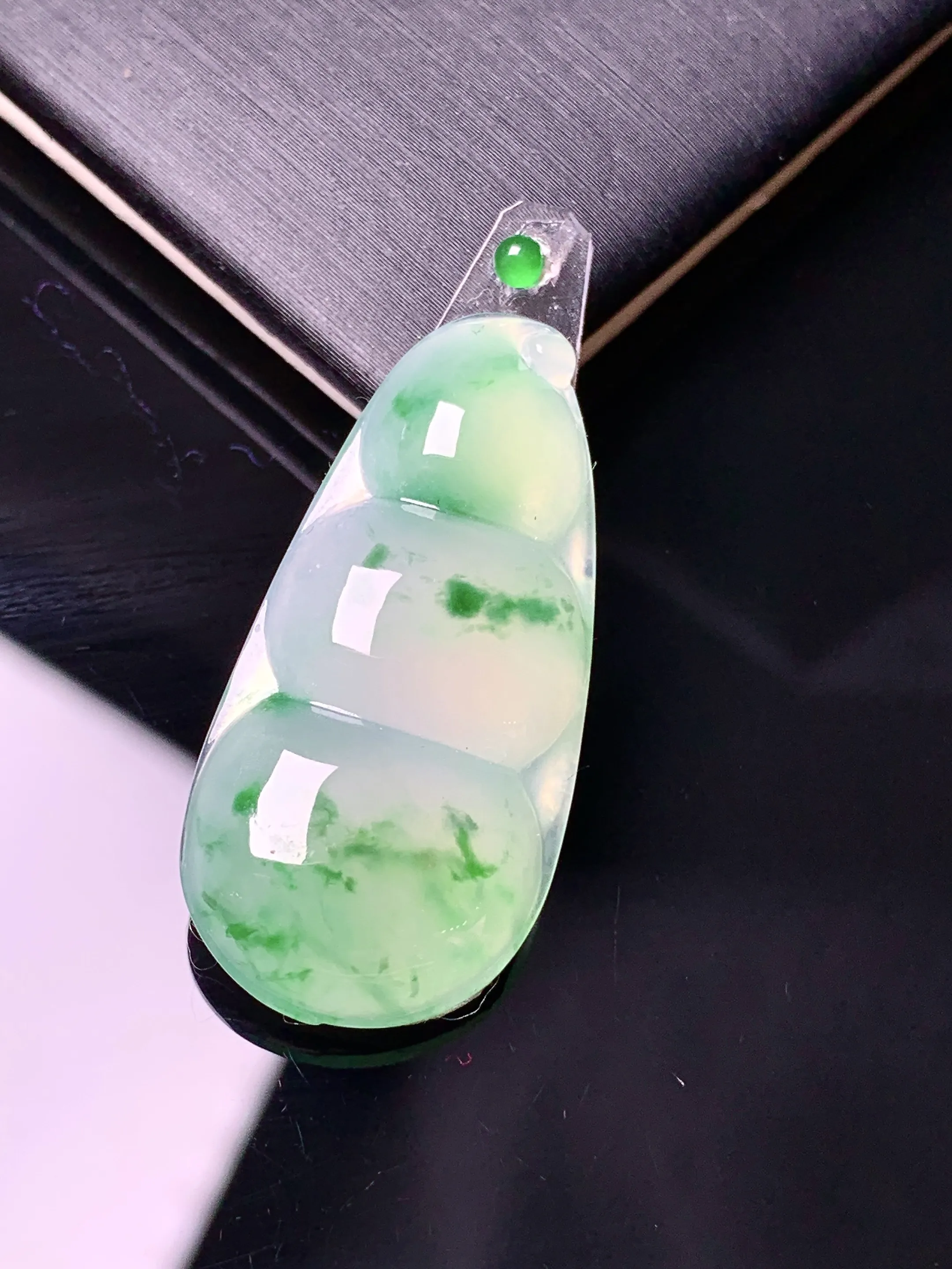 镶嵌款 冰种飘绿四季豆吊坠 玉质细腻 色泽清新艳丽 整体尺寸31.8*15.5*4.8