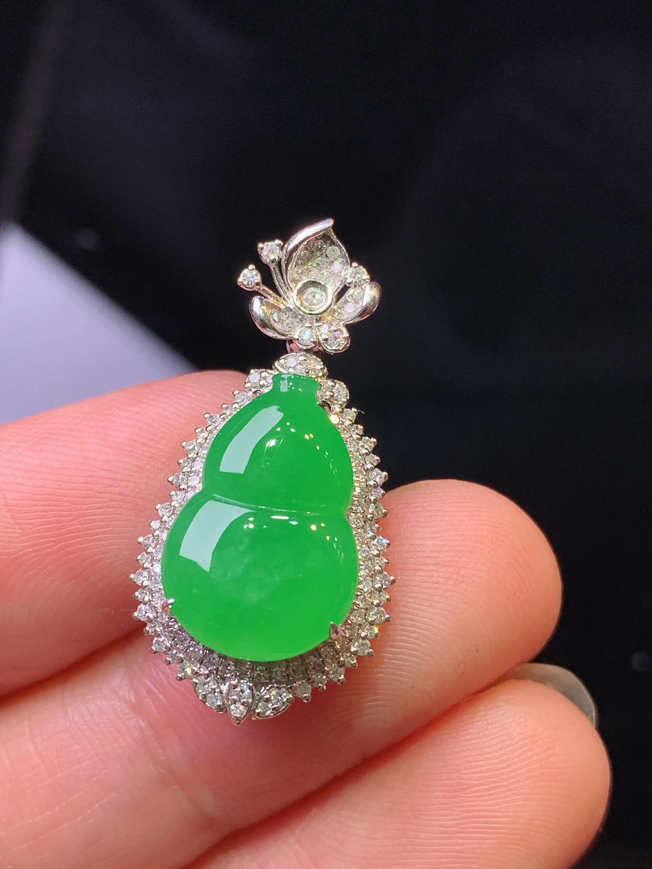 18k金钻镶嵌满绿葫芦吊坠 玉质细腻 色泽清新艳丽 整体尺寸28*14.2*7.5