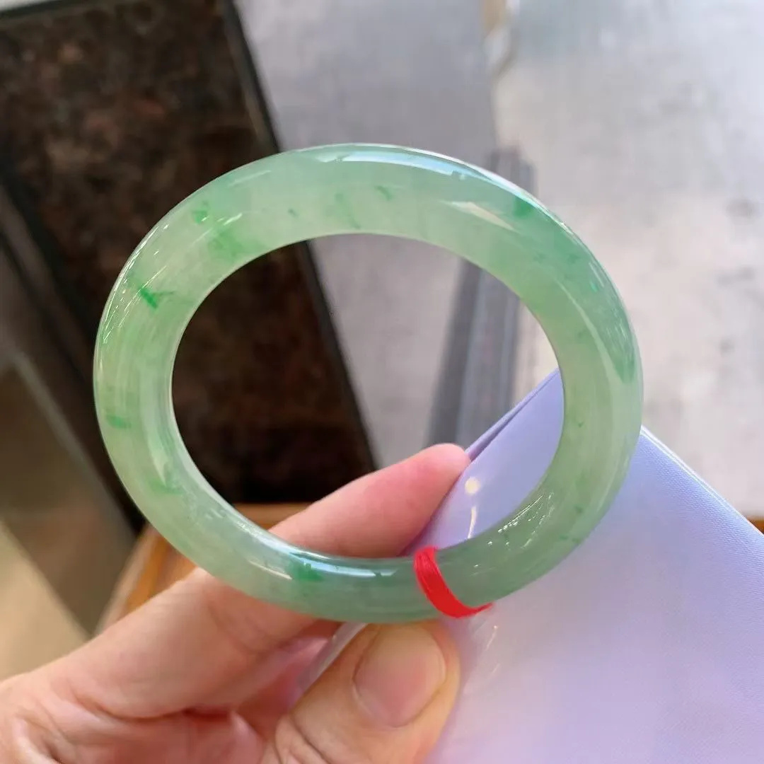 带色圆条，
尺寸：55-10
有种有色，种水不错，晶体细腻，卖相不错，上手效果好