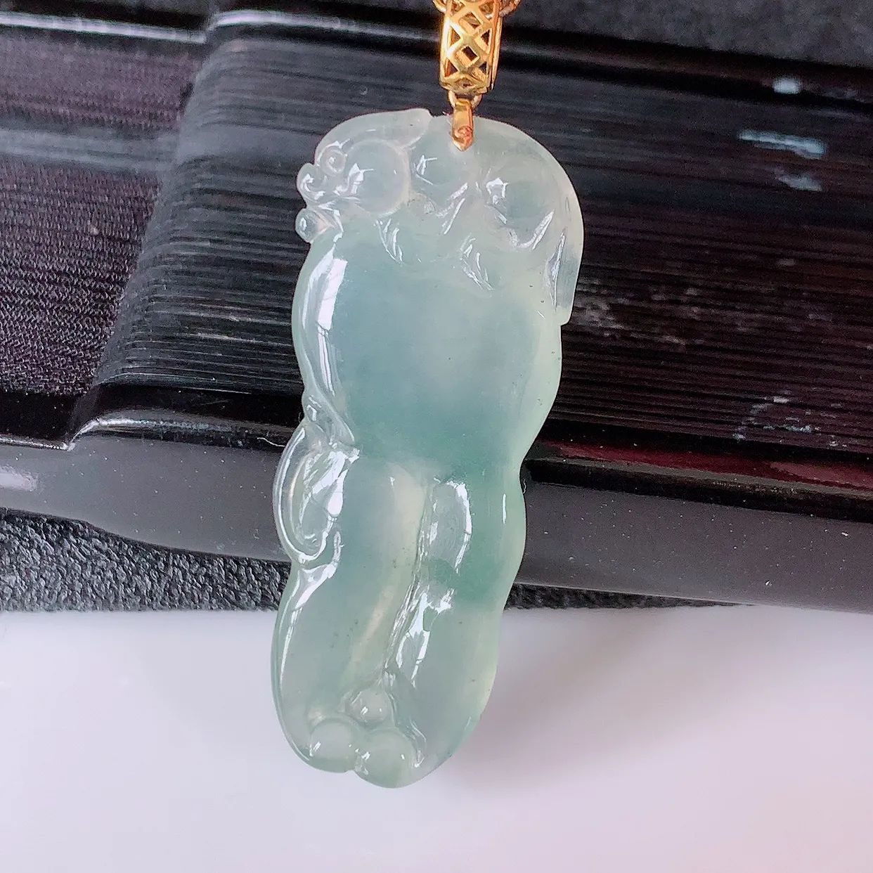 18k金镶嵌冰种翡翠人参吊坠，人生如意，款式新颖，佩戴效果时尚出众，尽显气质，水润精细，美感十足。#