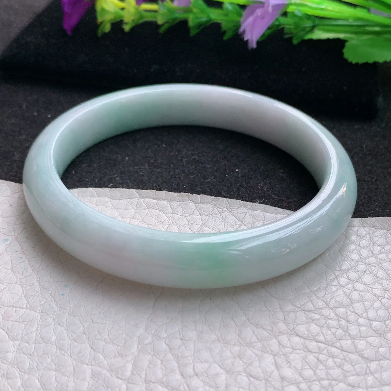 js大圈口61.5*11.5*8.2平安镯 天然缅甸翡翠飘绿宽边玉手镯 玉手环