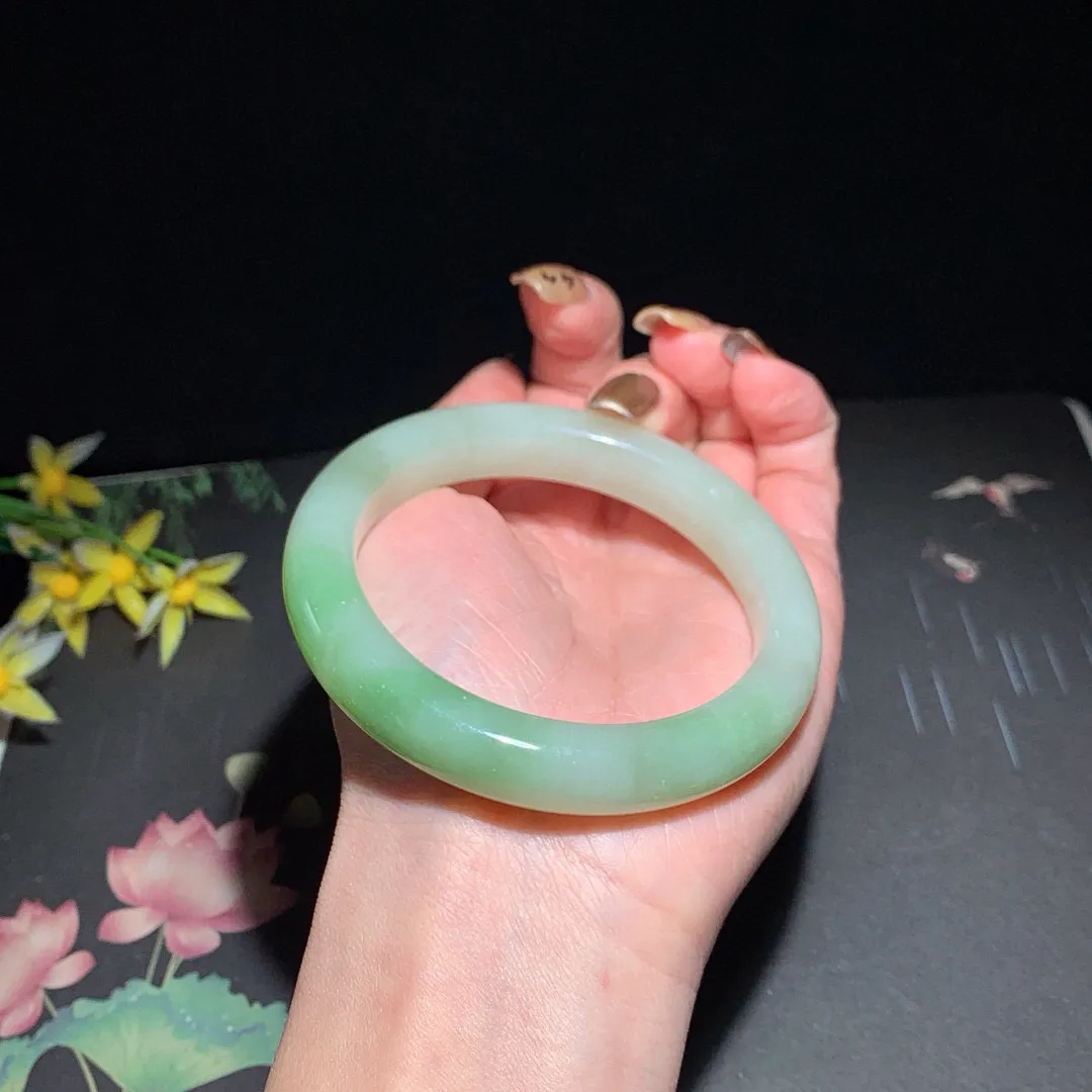 和田玉58圈口翠青手镯！玉质细腻油润 底色纯净 无裂无黑 脂粉好，品质高