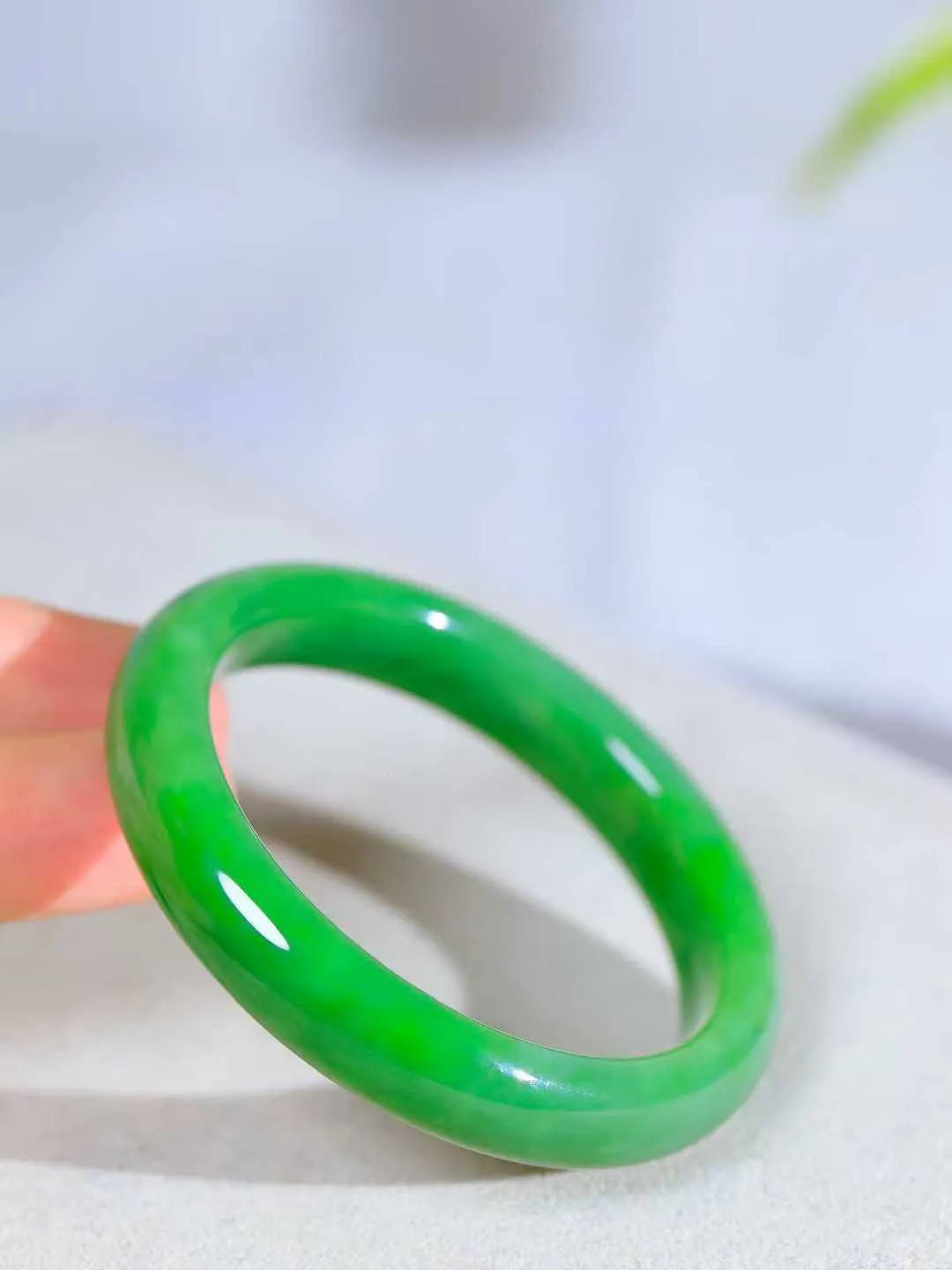 【碧色荡漾·手镯】

精品和田玉碧玉手镯，玉质细腻温润，手感舒适，️线条流畅，简约大气，美自天成，佩戴于腕间，婉约之美，举手投足间透出那份低调奢华，醉人心扉。重35.4克  内径圈口50mm  尺寸10.8-7.5mm  FDA-66161233