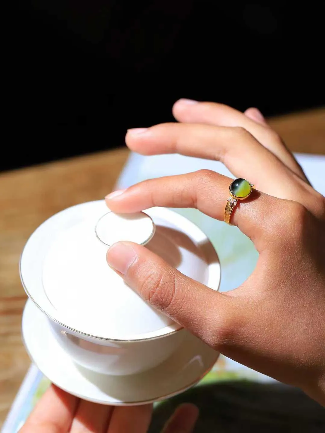 【金镶玉.戒指】

精品和田玉碧玉猫眼18k金镶嵌戒指 玉质细腻温润 油性十足 ，不论时光如何流转变