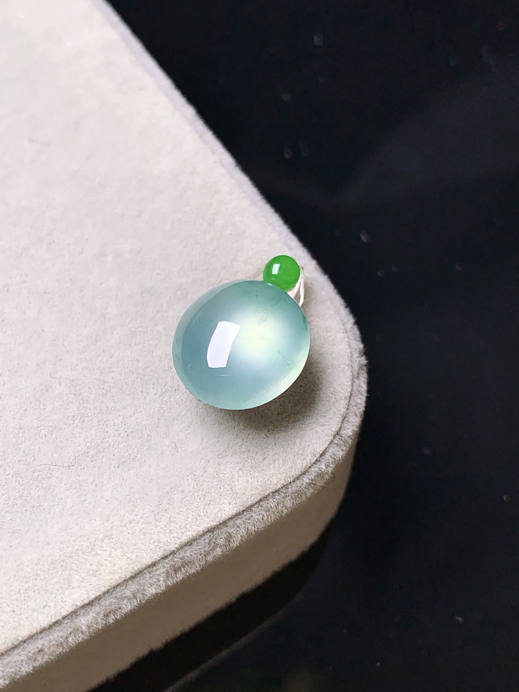 镶嵌款 冰种蛋面吊坠 玉质细腻 色泽清新艳丽 整体尺寸10.5*9.5*4.2