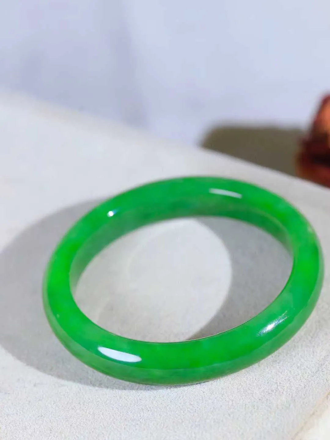 【碧波流转·手镯】

精品和田玉碧玉手镯，玉质细腻温润，手感舒适，️线条流畅，简约大气，美自天