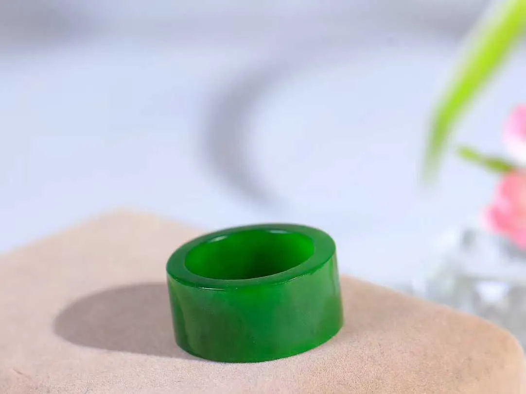 【古韵·扳指】

精品和田玉碧玉扳指，玉质温润，油润感十足， 整器古韵生辉。优雅高贵。运筹帷幄