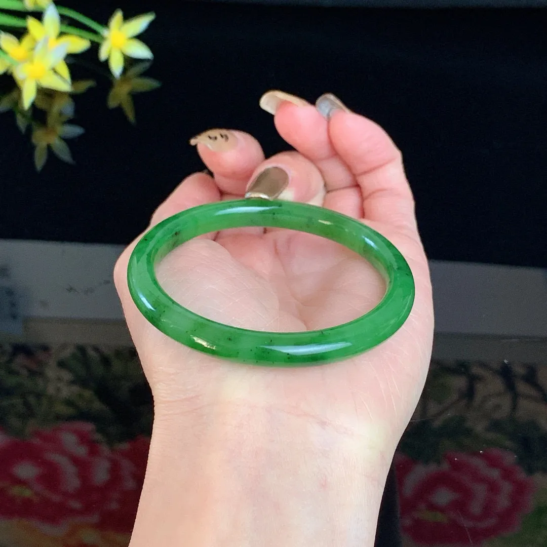 和田玉53.8圈口阳绿色碧玉手镯！玉质细腻油润 底色纯净 无裂无棉 脂粉好，品质高