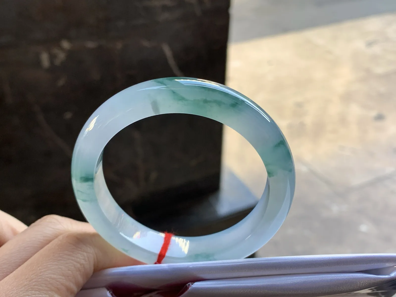 冰蓝花手镯
尺寸：56-12-8.6mm
种老肉细 飘花点缀