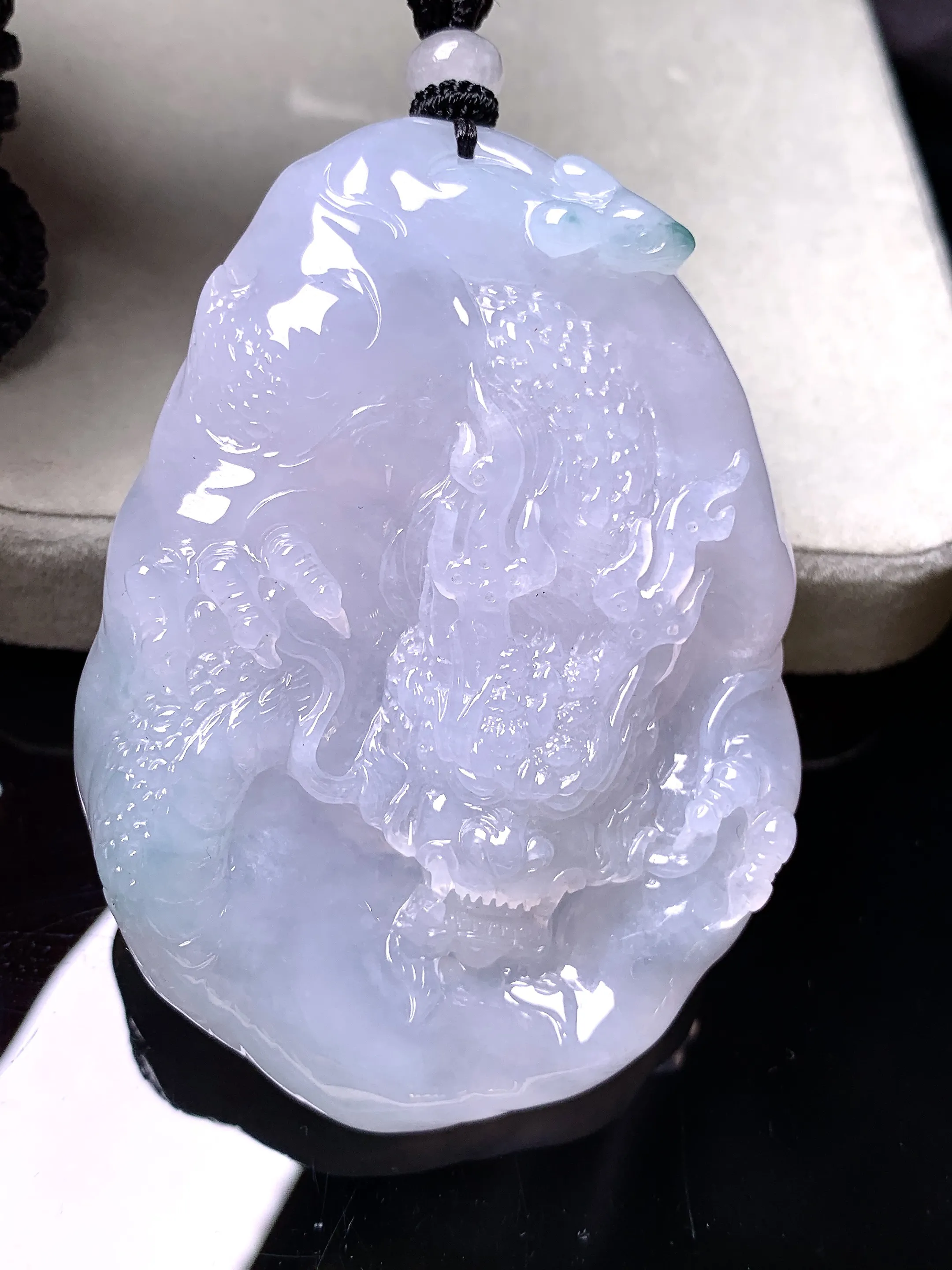 飘绿龙牌吊坠 玉质细腻 色泽清新艳丽 整体尺寸69.5*50*10.5