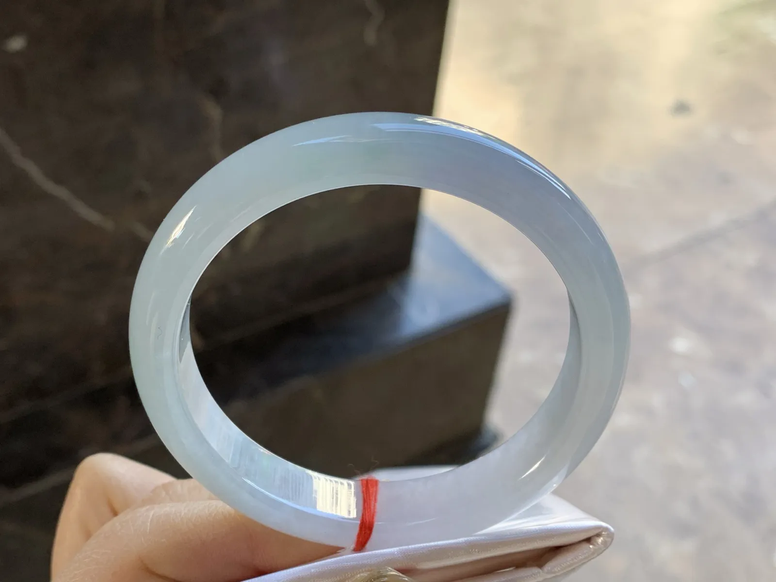 细糯手镯
尺寸：60-12.2-8.3mm
底子细腻有种水 大圈口