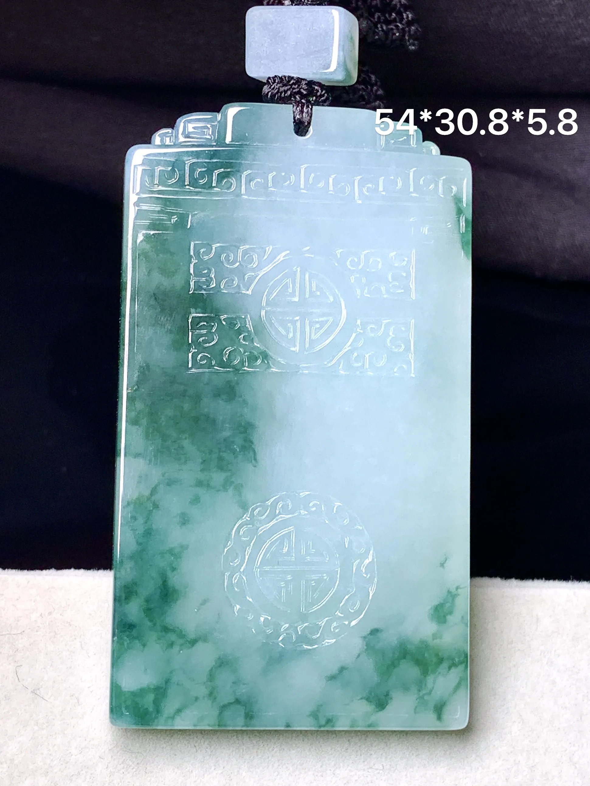 飘绿雕花无事牌吊坠 玉质细腻 色泽清新艳丽 整体尺寸54*30.8*5.8