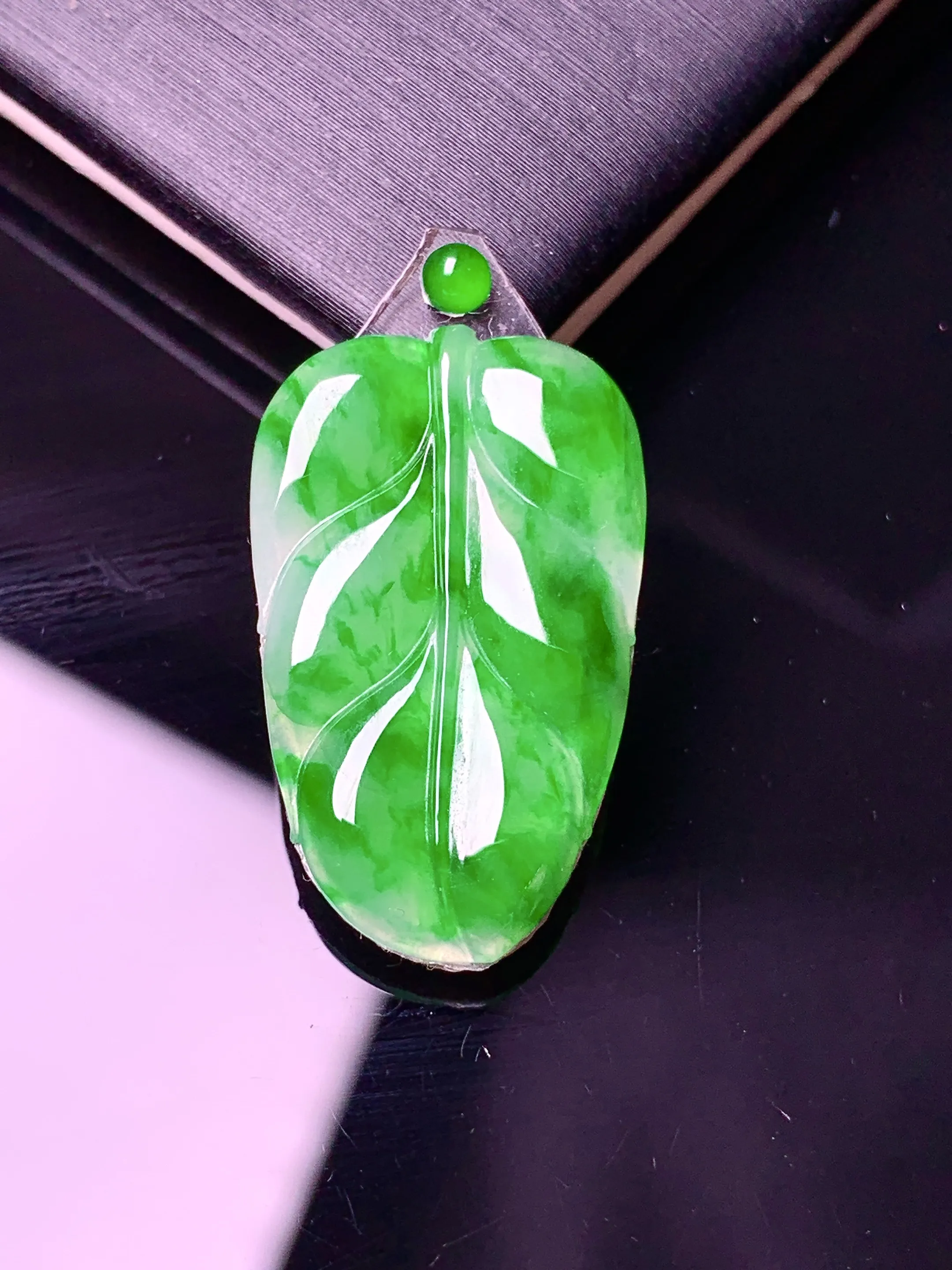 镶嵌款 翠绿树叶吊坠 玉质细腻 色泽清新艳丽 整体尺寸23.6*14.8*2.3