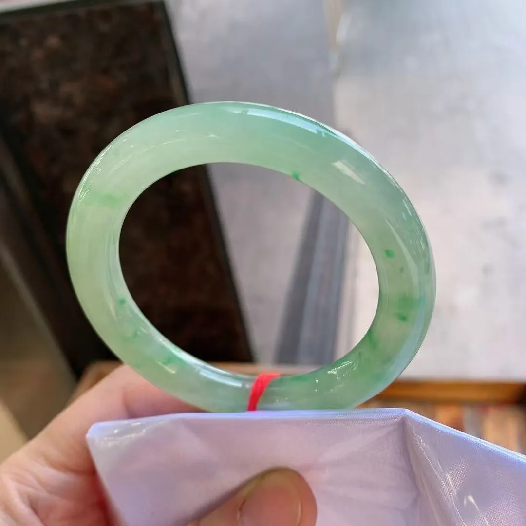 带色圆条，
尺寸：55-10
有种有色，种水不错，晶体细腻，卖相不错，上手效果好