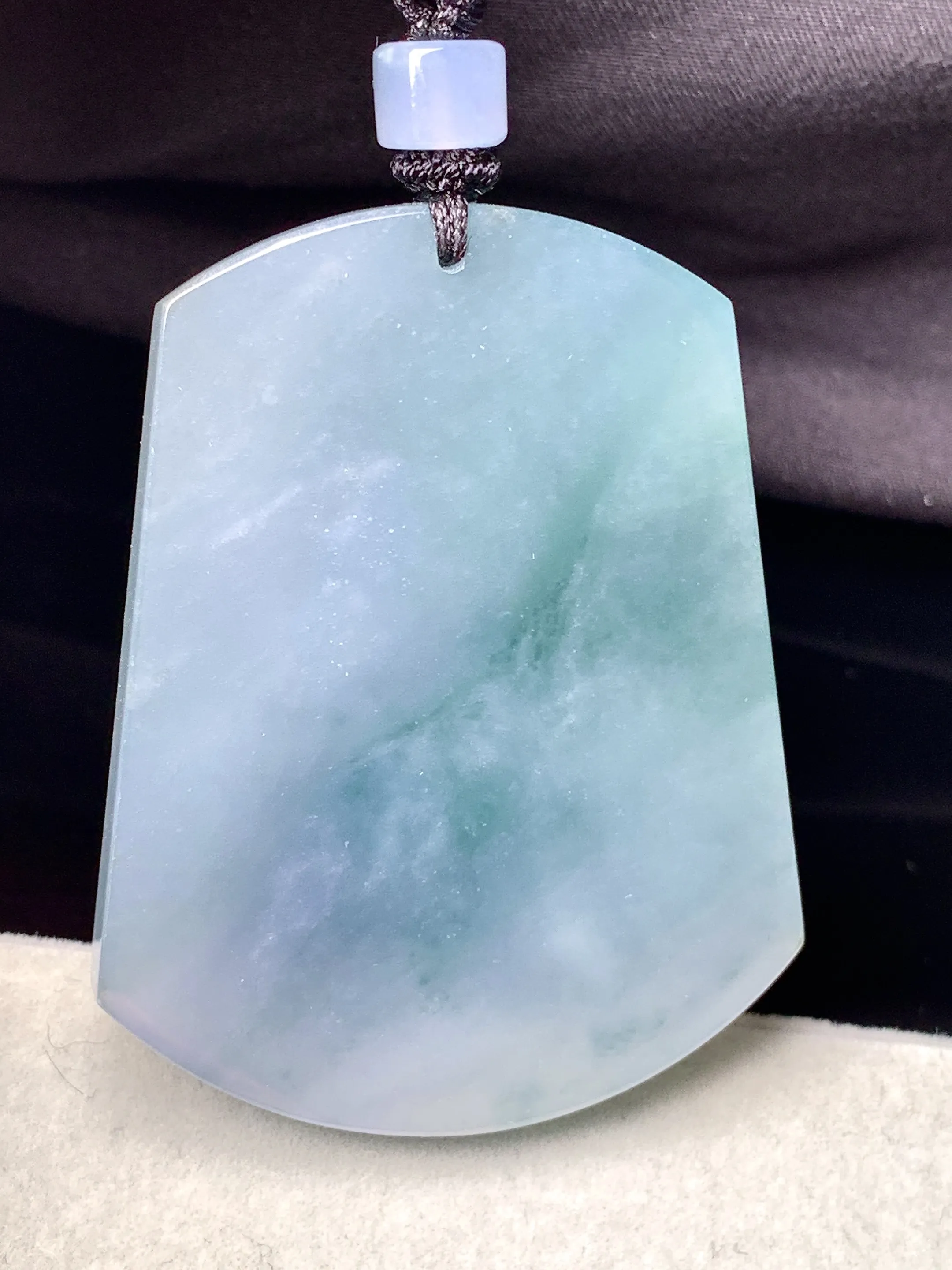 飘绿无事牌吊坠 玉质细腻 色泽清新艳丽 整体尺寸52.8*41*5.6