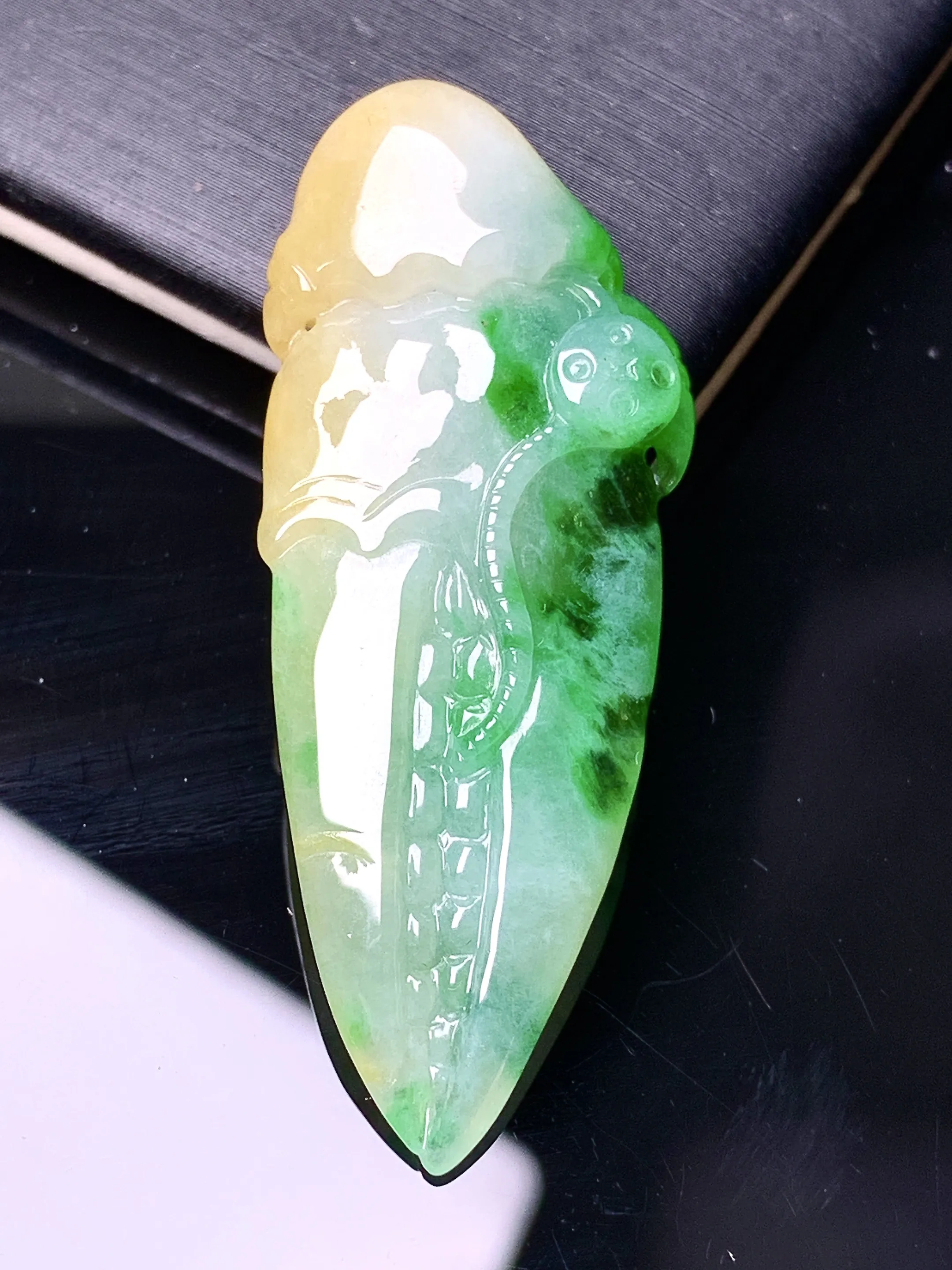 飘黄绿翡蟹钳吊坠 玉质细腻 色泽清新艳丽 整体尺寸45*17.7*8