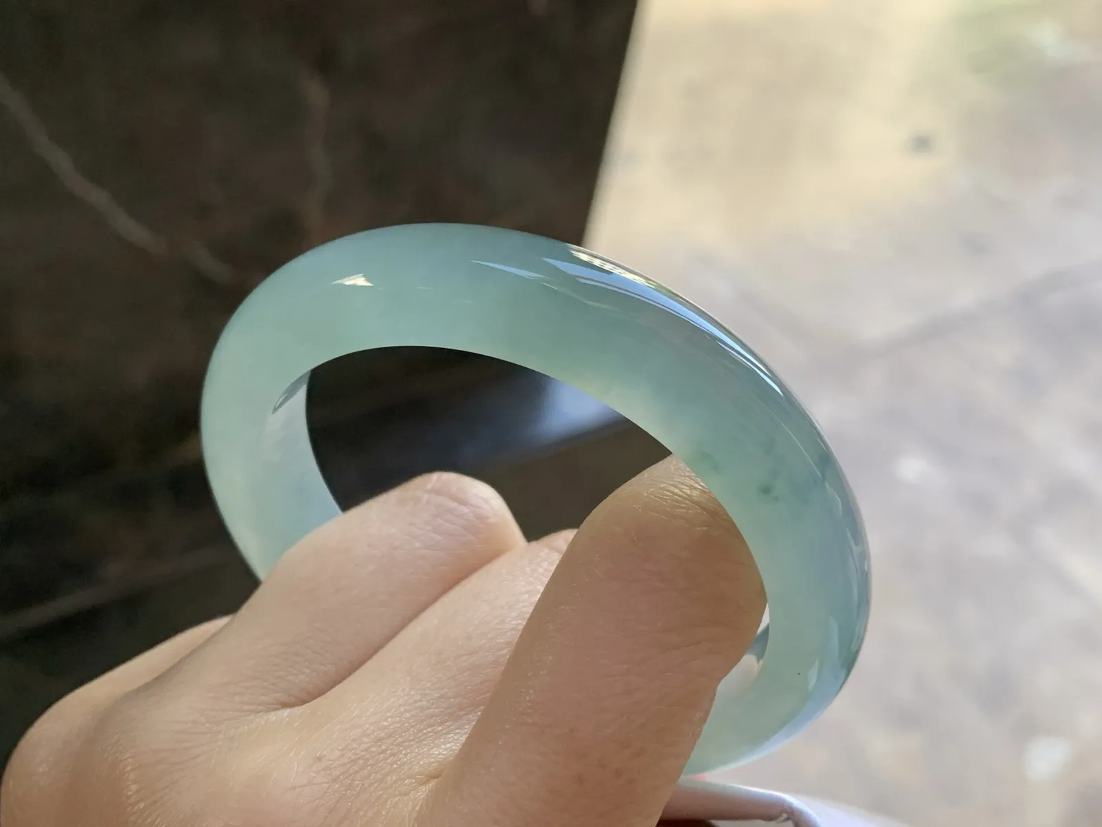 冰种飘花手镯
尺寸：52.8-11.7-8.4mm
种水好 底色浓郁漂亮