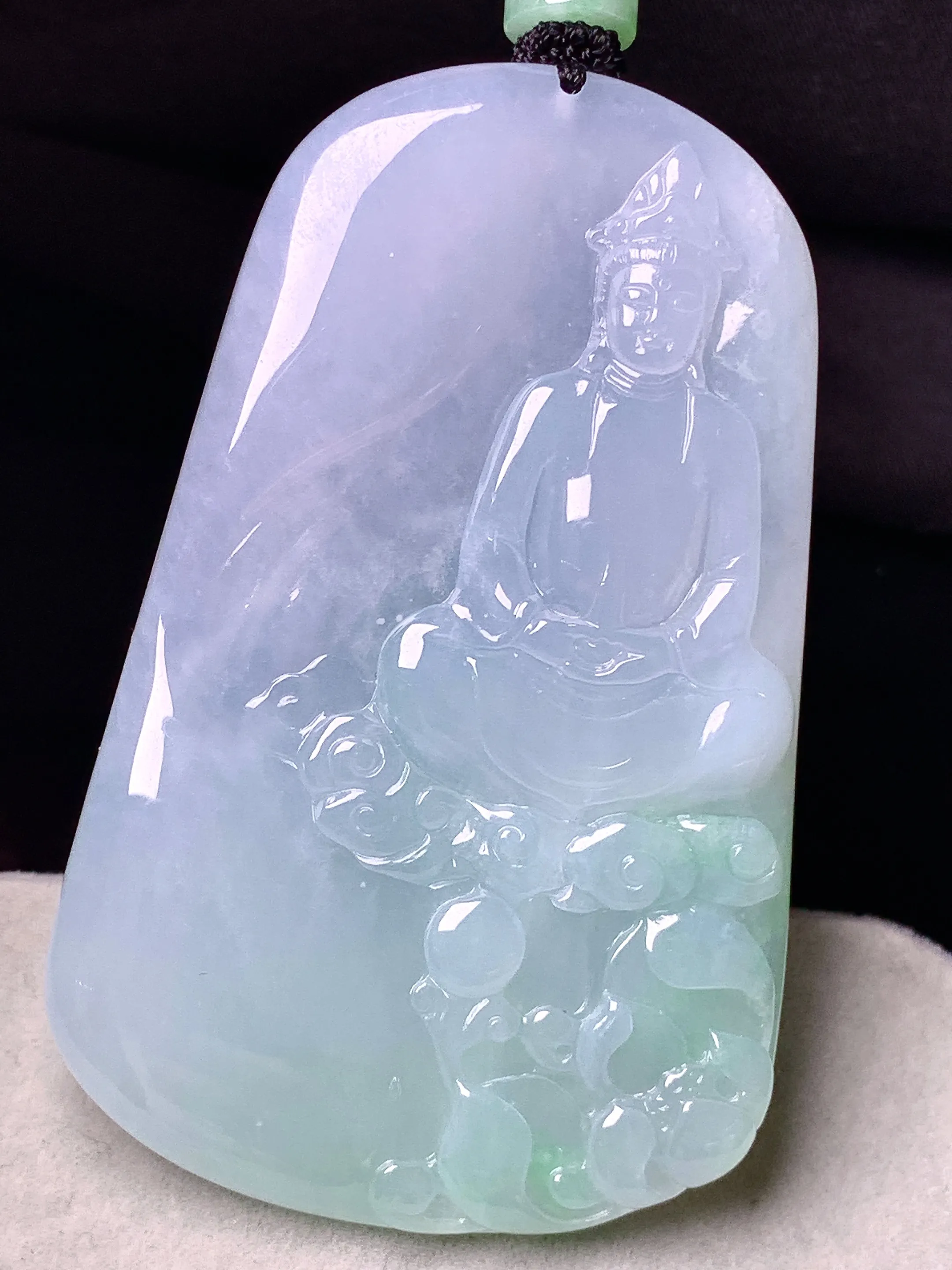 飘绿观音菩萨吊坠 玉质细腻 色泽清新艳丽 整体尺寸67.2*42.6*6