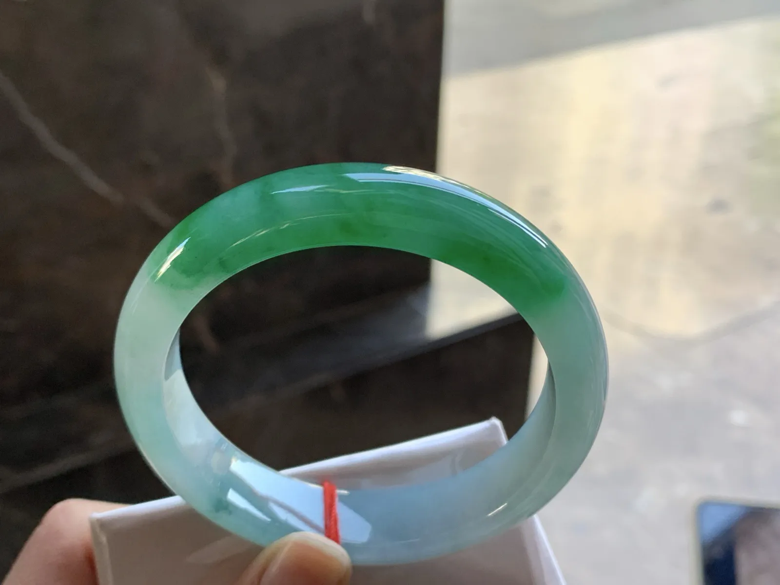 辣绿色手镯
尺寸：58.5-14-9mm
底子细腻 大圈口 一段绿色浓郁