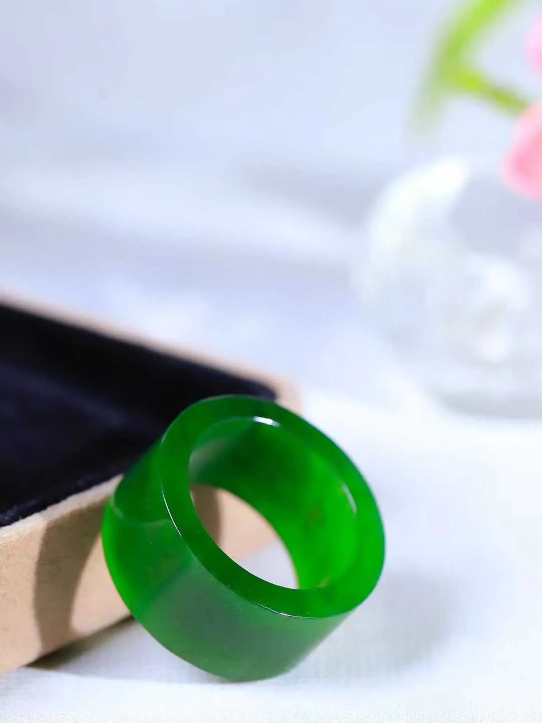 【古韵·扳指】

精品和田玉碧玉扳指，玉质温润，油润感十足， 整器古韵生辉。优雅高贵。运筹帷幄于掌中，决胜于千里之外。重8.8克 内径圈口19mm 尺寸12.2-3.5mm   FDA-36121048