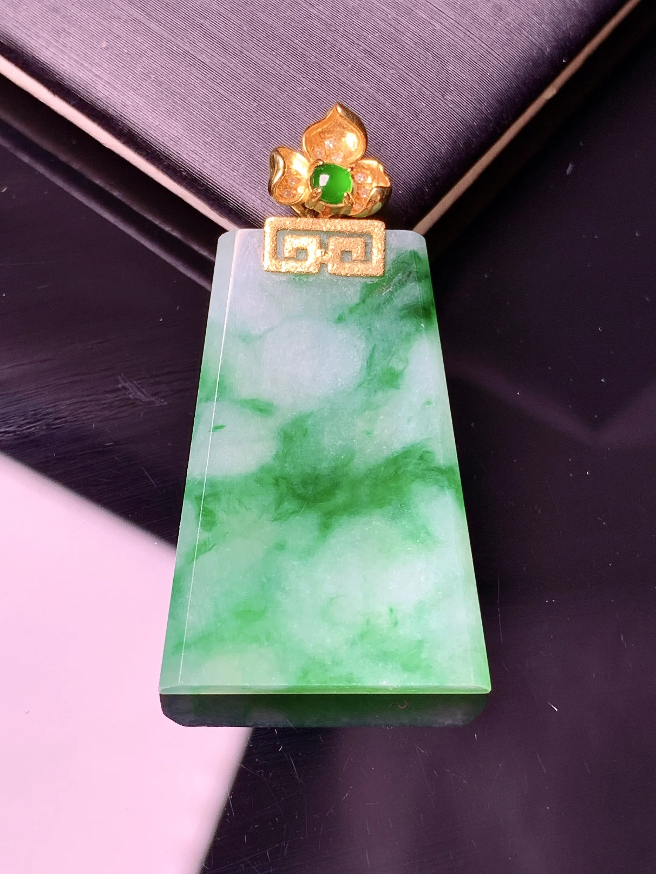 18k金镶嵌飘绿无事牌吊坠 玉质细腻 色泽清新艳丽 整体尺寸36.3*19.5*4