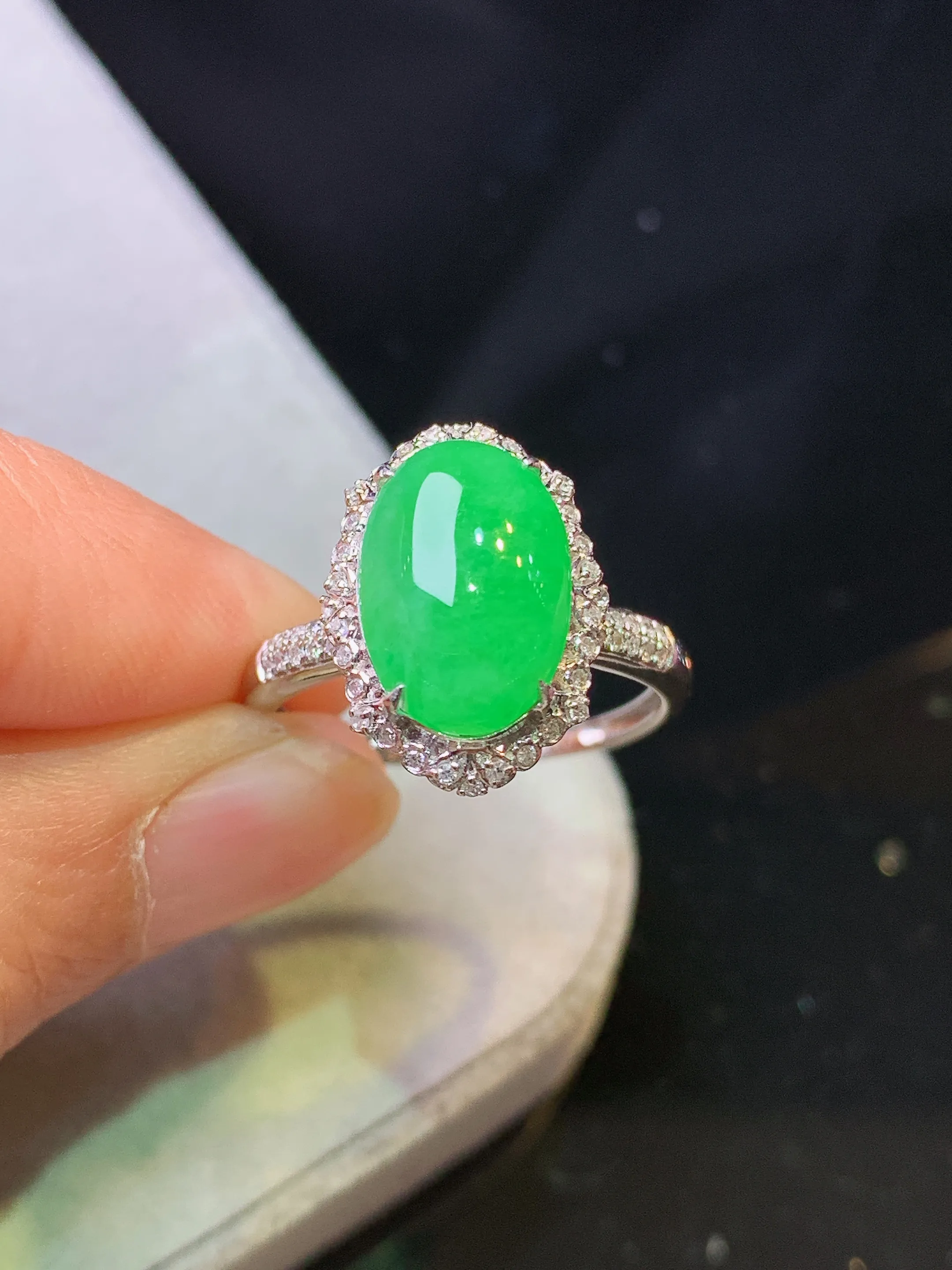 18k金钻镶嵌翠绿蛋面戒指 玉质细腻 色泽清新艳丽 圈口14 整体尺寸15.6*11.5*8.5