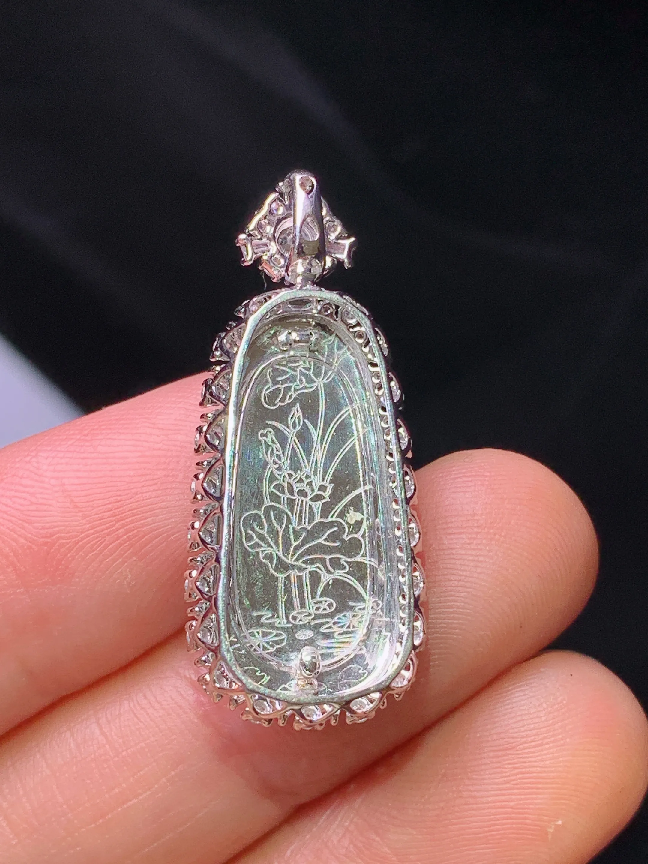 18k金钻镶嵌飘绿如意吊坠 玉质细腻 色泽艳丽清新 整体尺寸31.6*13.6*7.6