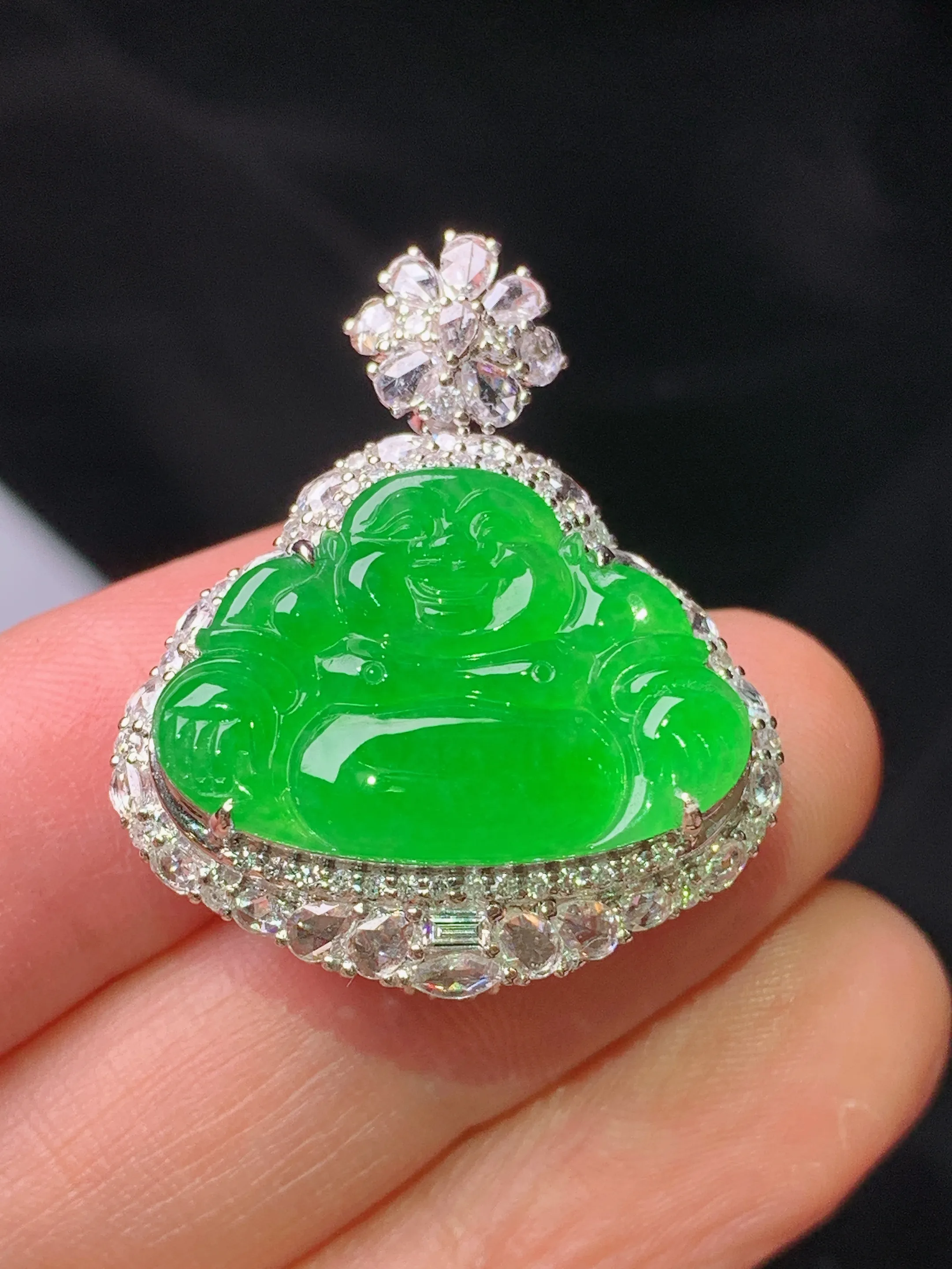 18k金钻镶嵌满绿佛公吊坠 玉质细腻 色泽清新艳丽 整体尺寸30.3*25.7*12.2