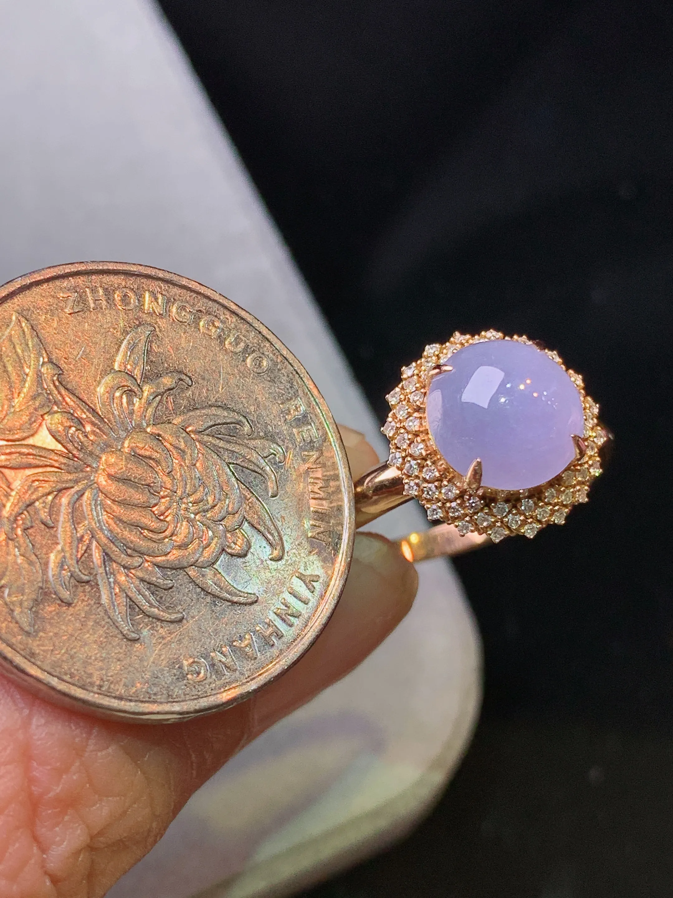 18k金钻镶嵌紫罗兰蛋面戒指 玉质细腻 色泽清新艳丽 圈口13.5整体尺寸12.3*9.5