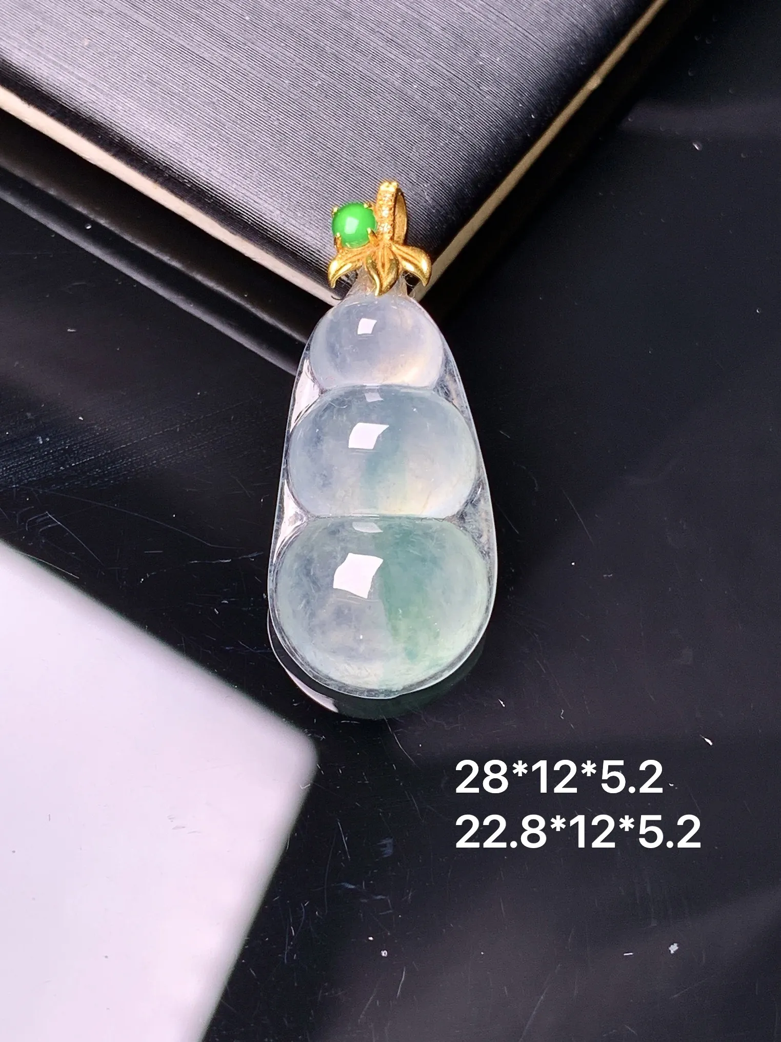 18k金镶嵌吊坠 玉质细腻 色泽艳丽清新 整体尺寸28*12*5.2