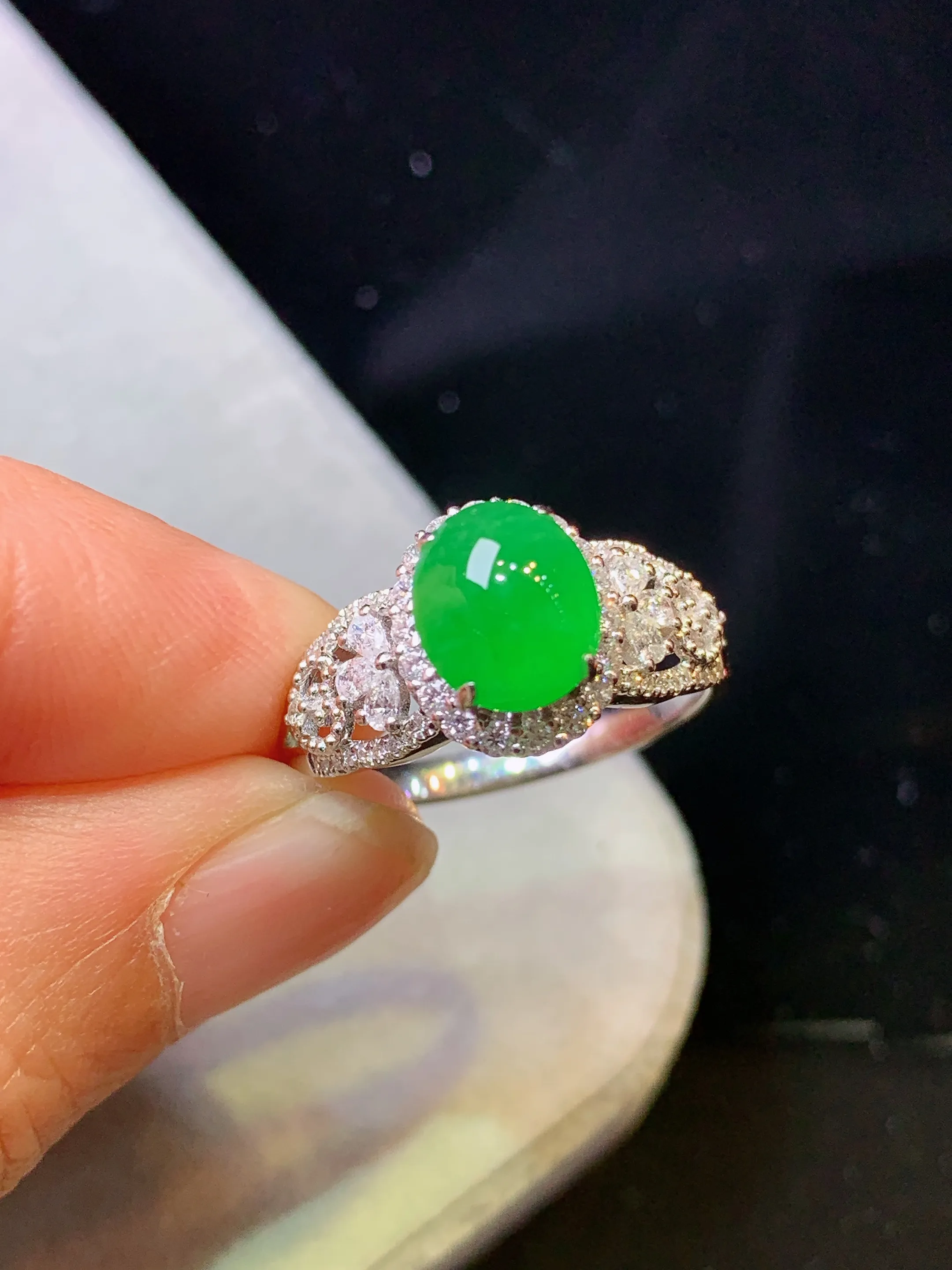 18k金钻镶嵌满绿蛋面戒指 玉质细腻 色泽清新艳丽 圈口14.5 整体尺寸8.3*6.8*4.2