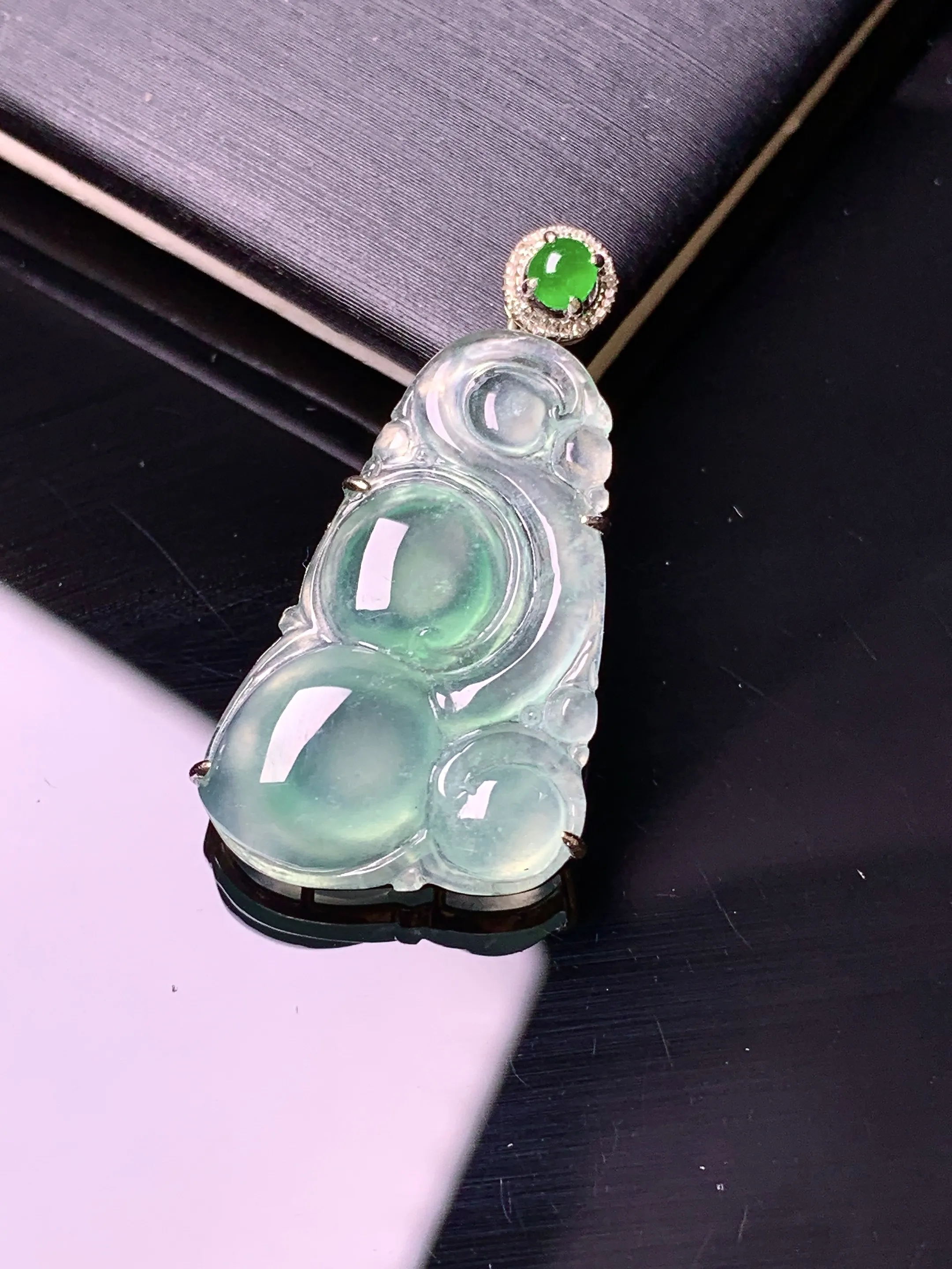 18k金钻镶嵌冰种飘绿如意吊坠 玉质细腻 色泽艳丽清新 整体尺寸30.6*15.8*6.2