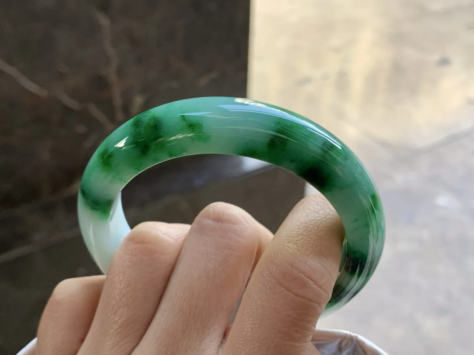 57-13.2-9.8

浓绿色手镯^_^鲜艳 玉质温润