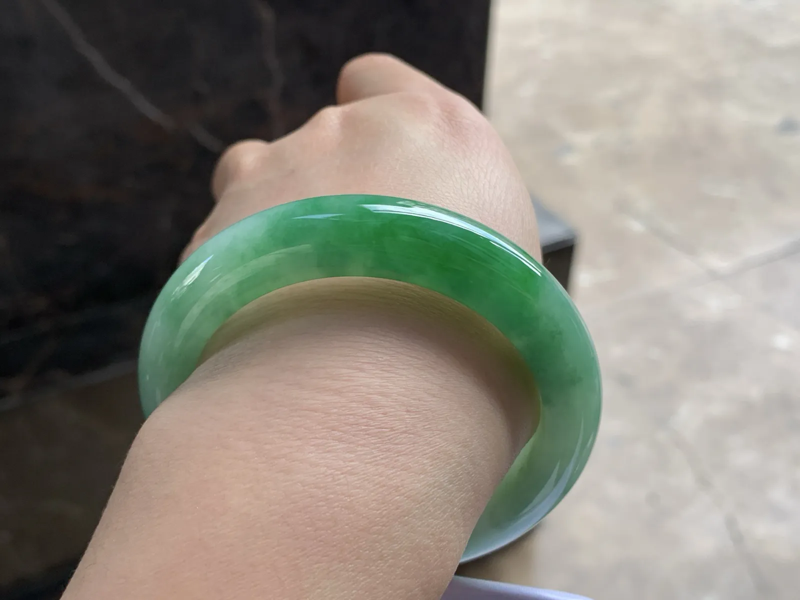 55-12.9-9.5

浓绿色手镯^_^鲜艳 玉质温润