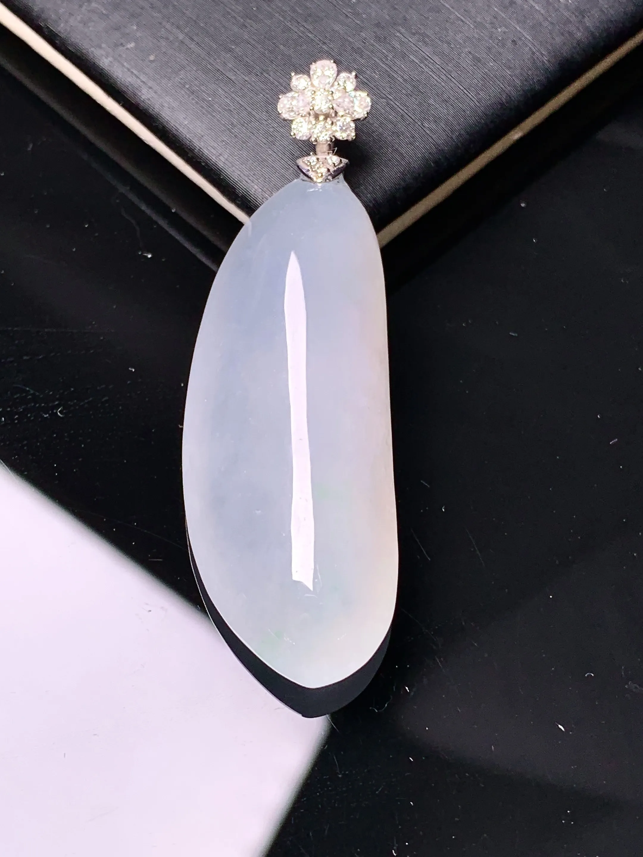 18k金莫桑钻钻镶嵌吊坠 玉质细腻 色泽艳丽清新 整体尺寸48*15.5*10