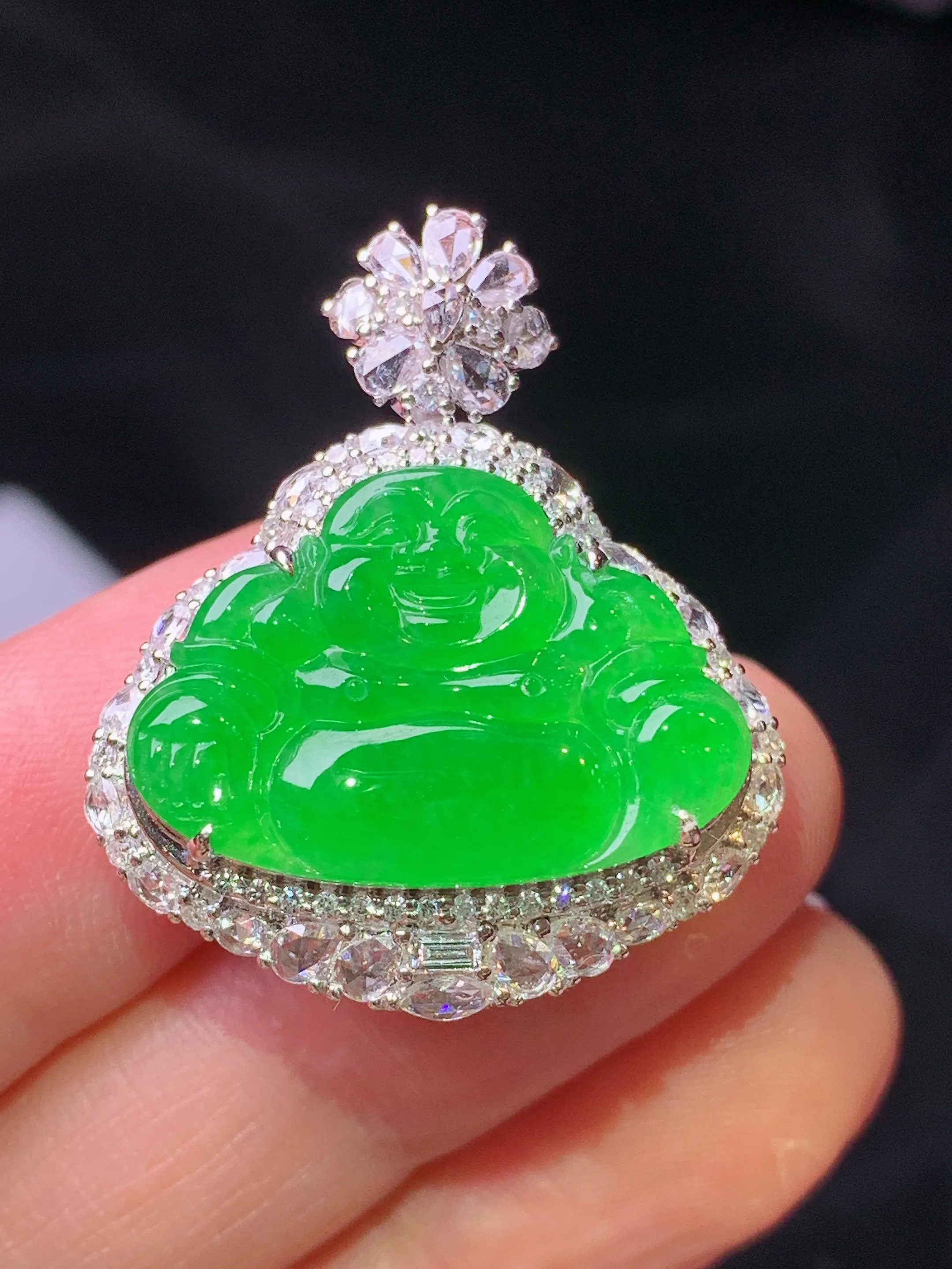 18k金钻镶嵌满绿佛公吊坠 玉质细腻 色泽清新艳丽 整体尺寸30.3*25.7*12.2