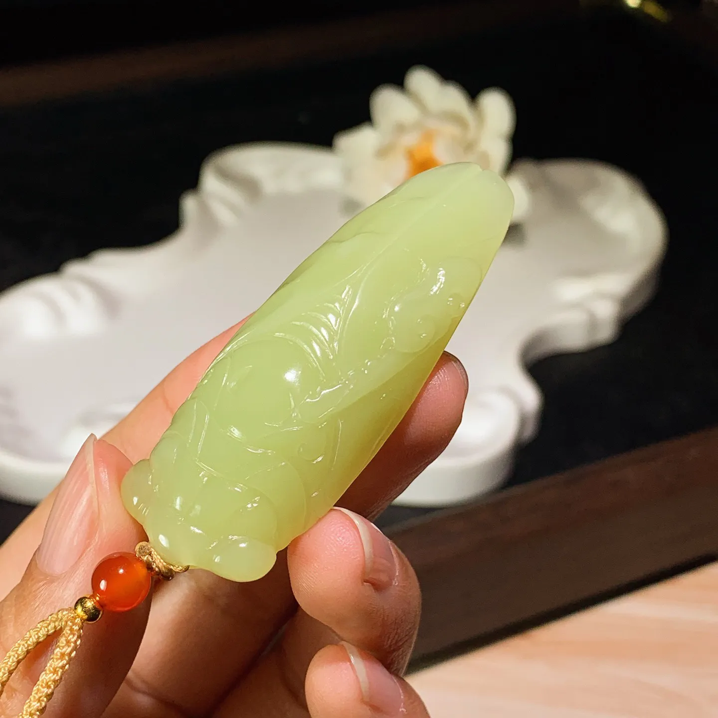 新疆和田玉若羌黄口料一鸣惊人挂件。 尺寸58/21/11mm重26.5克。玉质细腻油润。手推出油。品