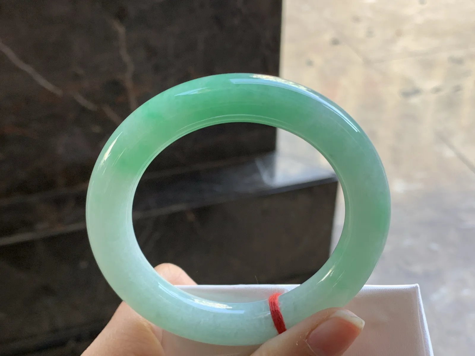 56.5-11.2

阳绿色圆条手镯^_^色阳 细腻