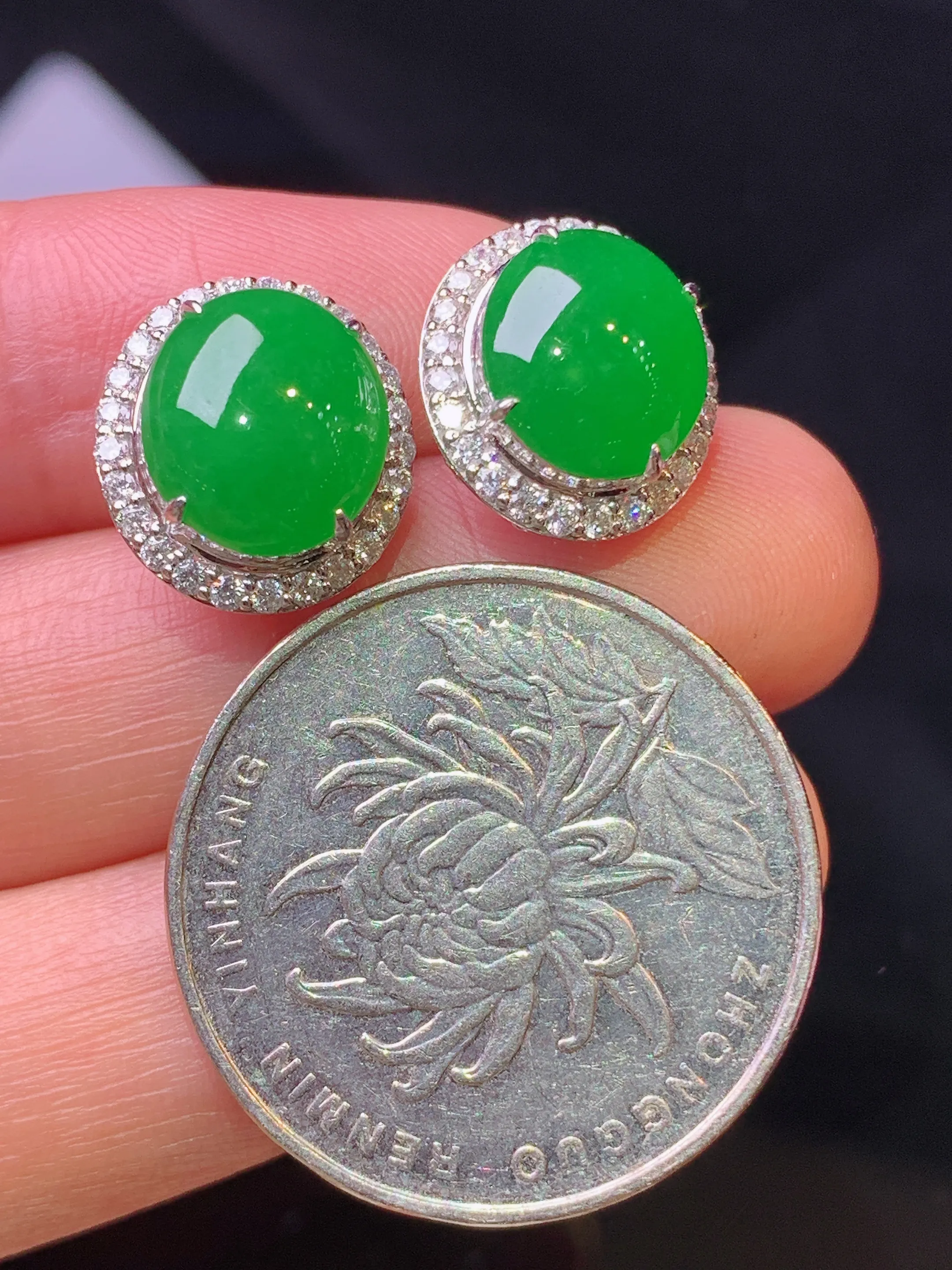 18k金钻镶嵌满绿蛋面耳钉 玉质细腻 色泽艳丽清新 整体尺寸13.5*12.3*7.8