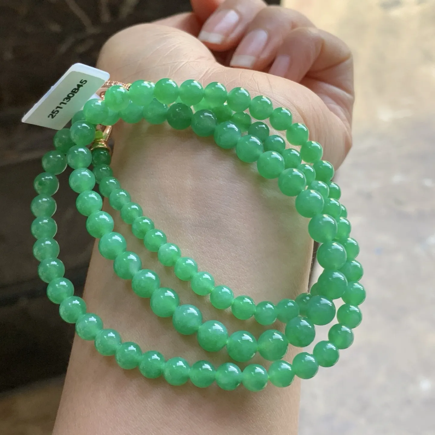 冰绿珠链^_^颜色均匀鲜艳 玉质温润 种色好